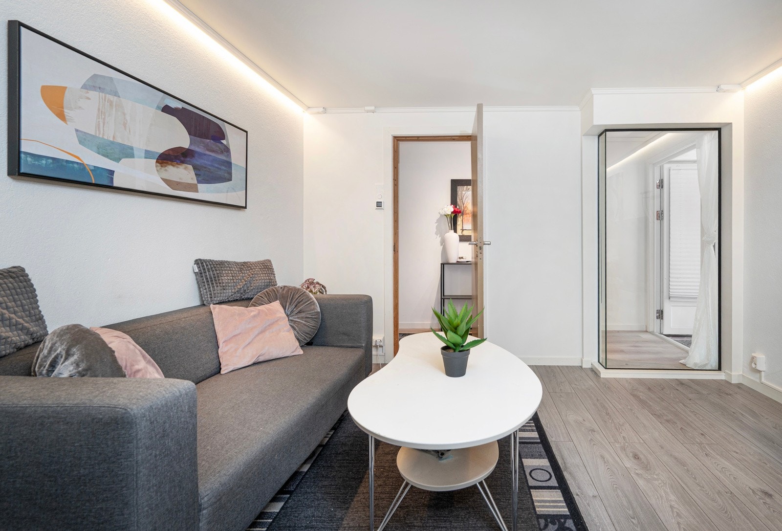 Her er god plass til både sofagruppe og spisestue. Galleribilde