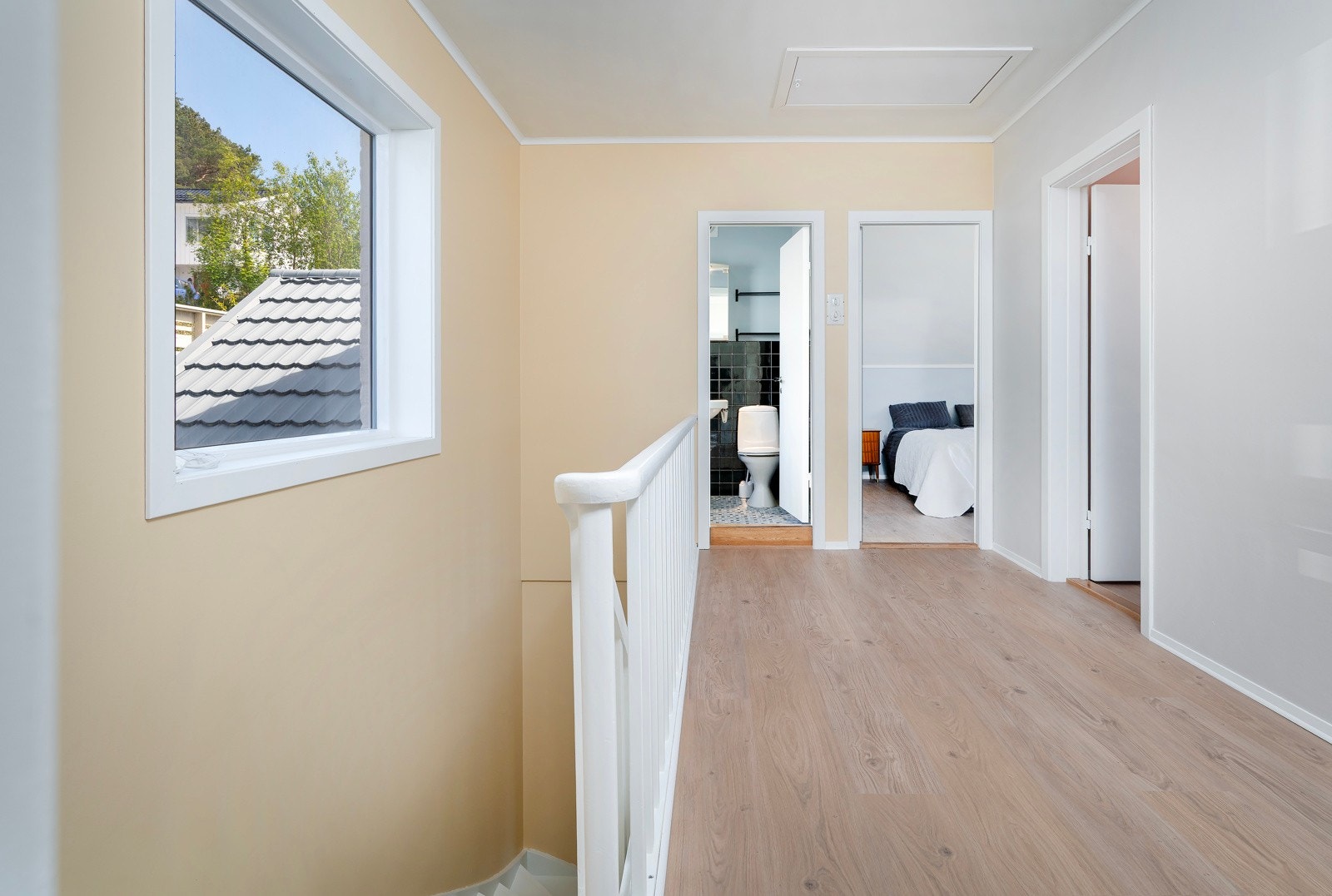 På loftet er det i 2025 lagt nye gulv, nye tak med gips og veggflatene er malt. Galleribilde