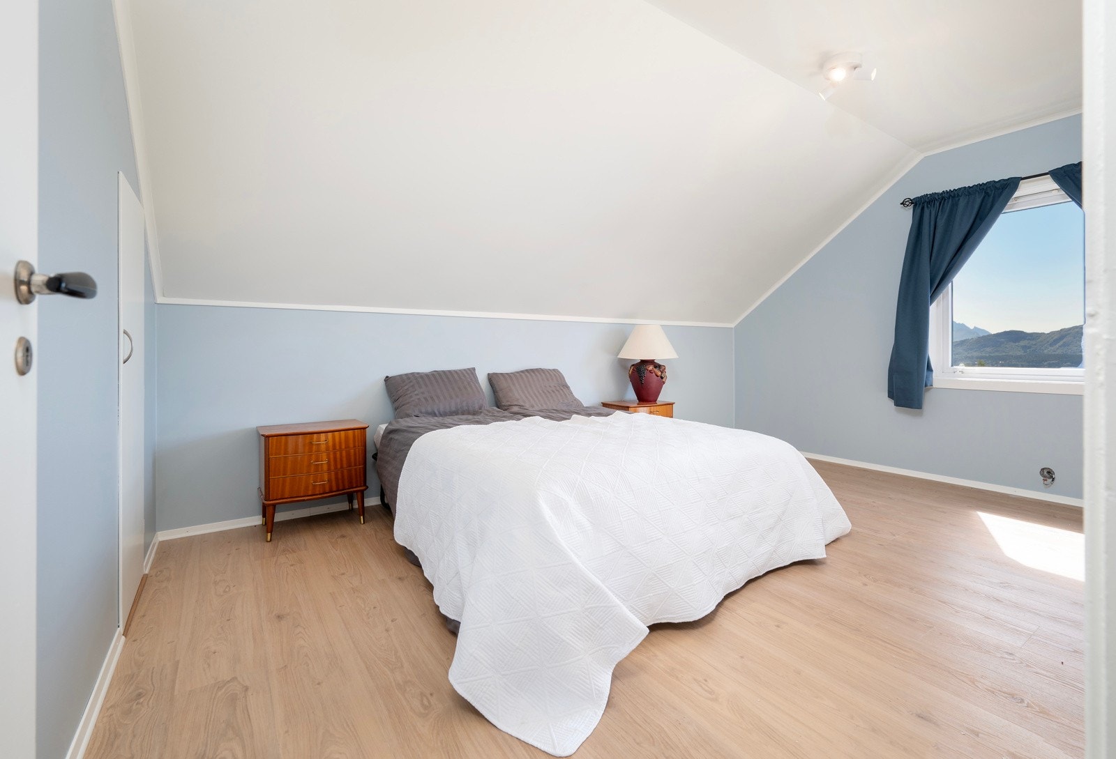 Soverommene er store og har god plass til møblering. Det er også raftekott med god plass til lagring. Galleribilde