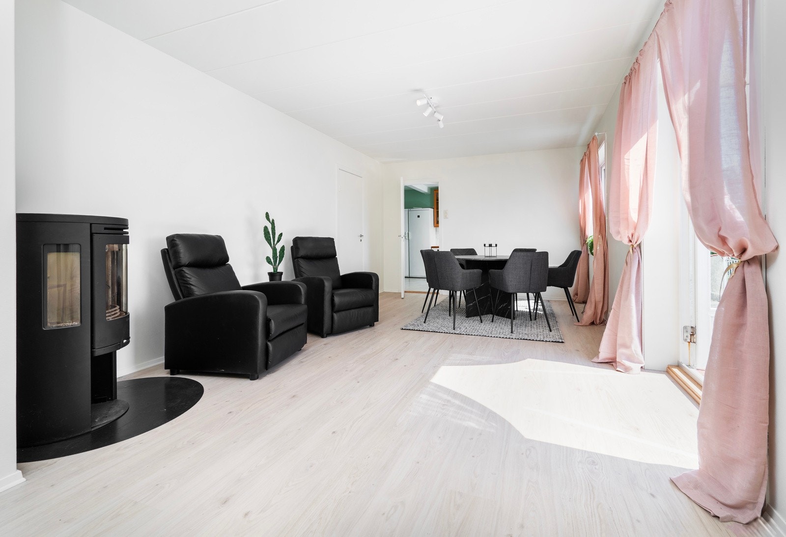 - samt en nyere vedovn med glassdør for effektiv oppvarming. Galleribilde