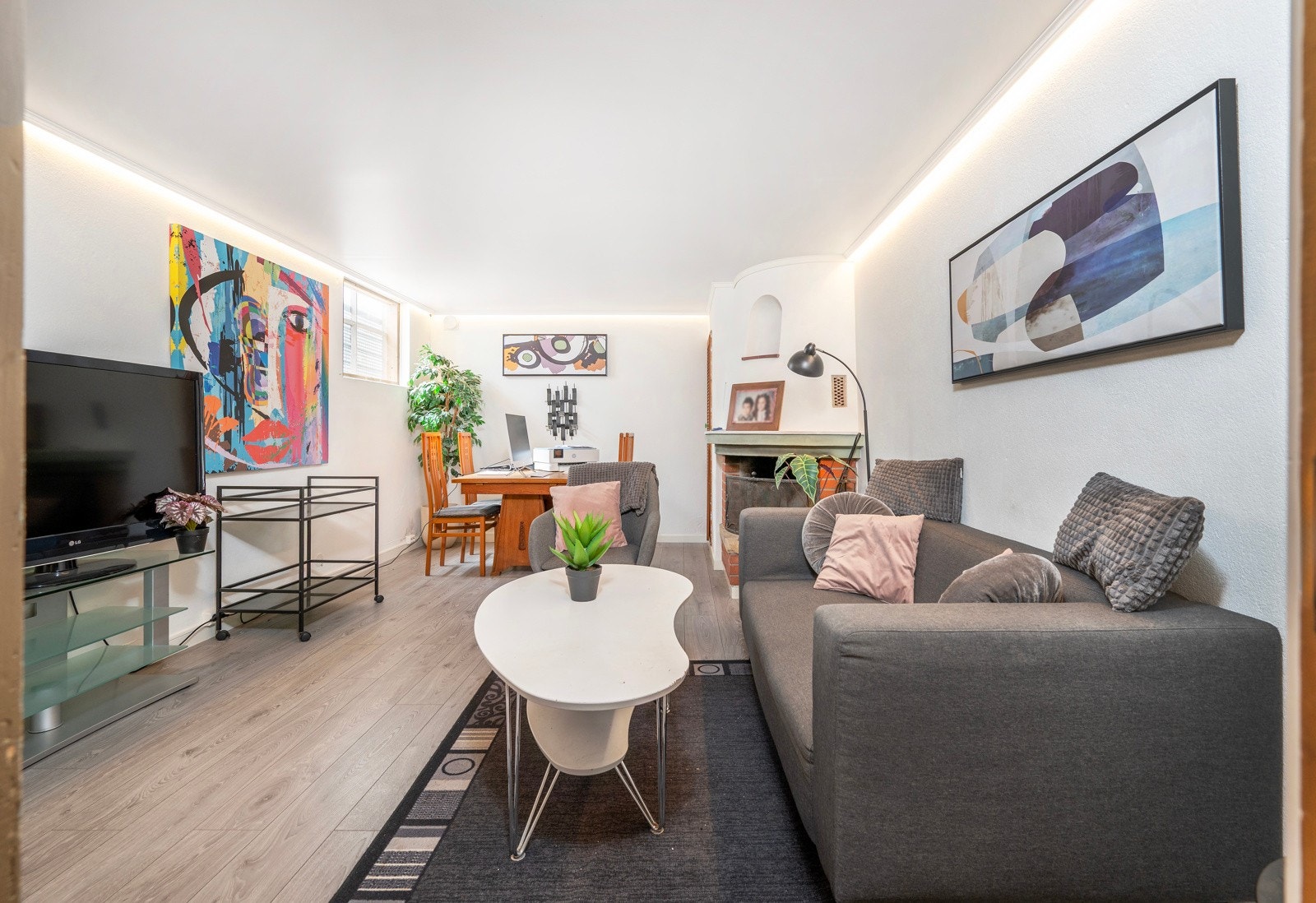 Romslig stue med god plass til møblering. Galleribilde