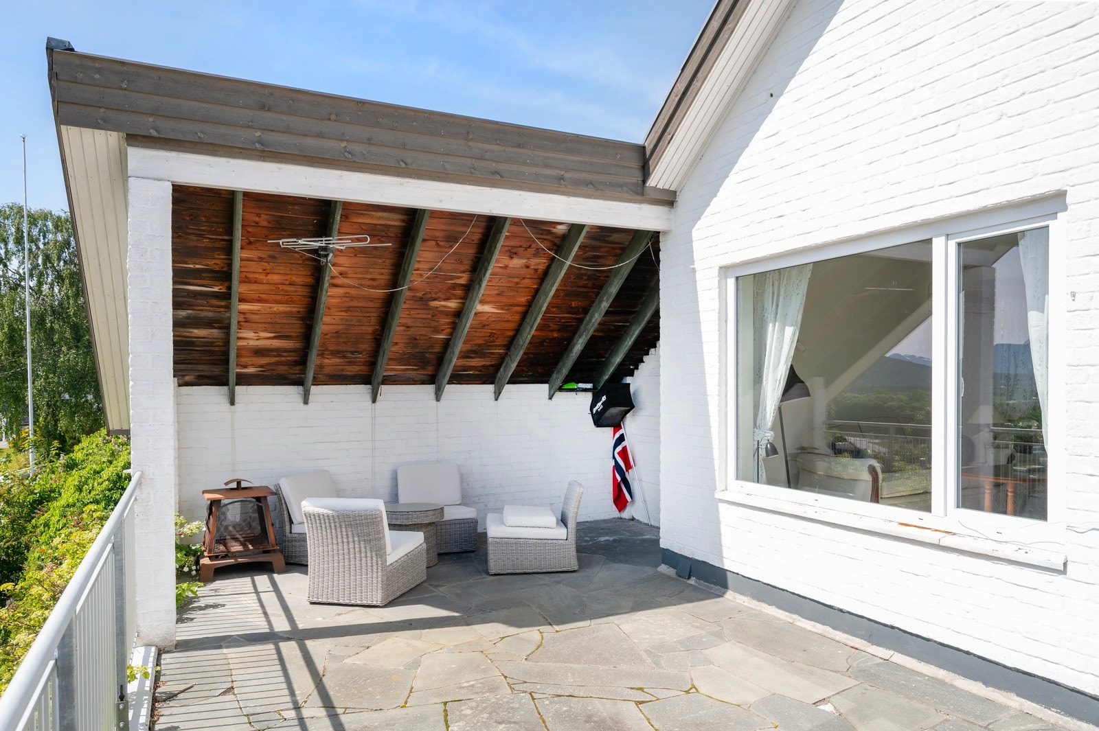 Hagestue med god plass til møblering. Her kan man sitte under tak året rundt. Galleribilde