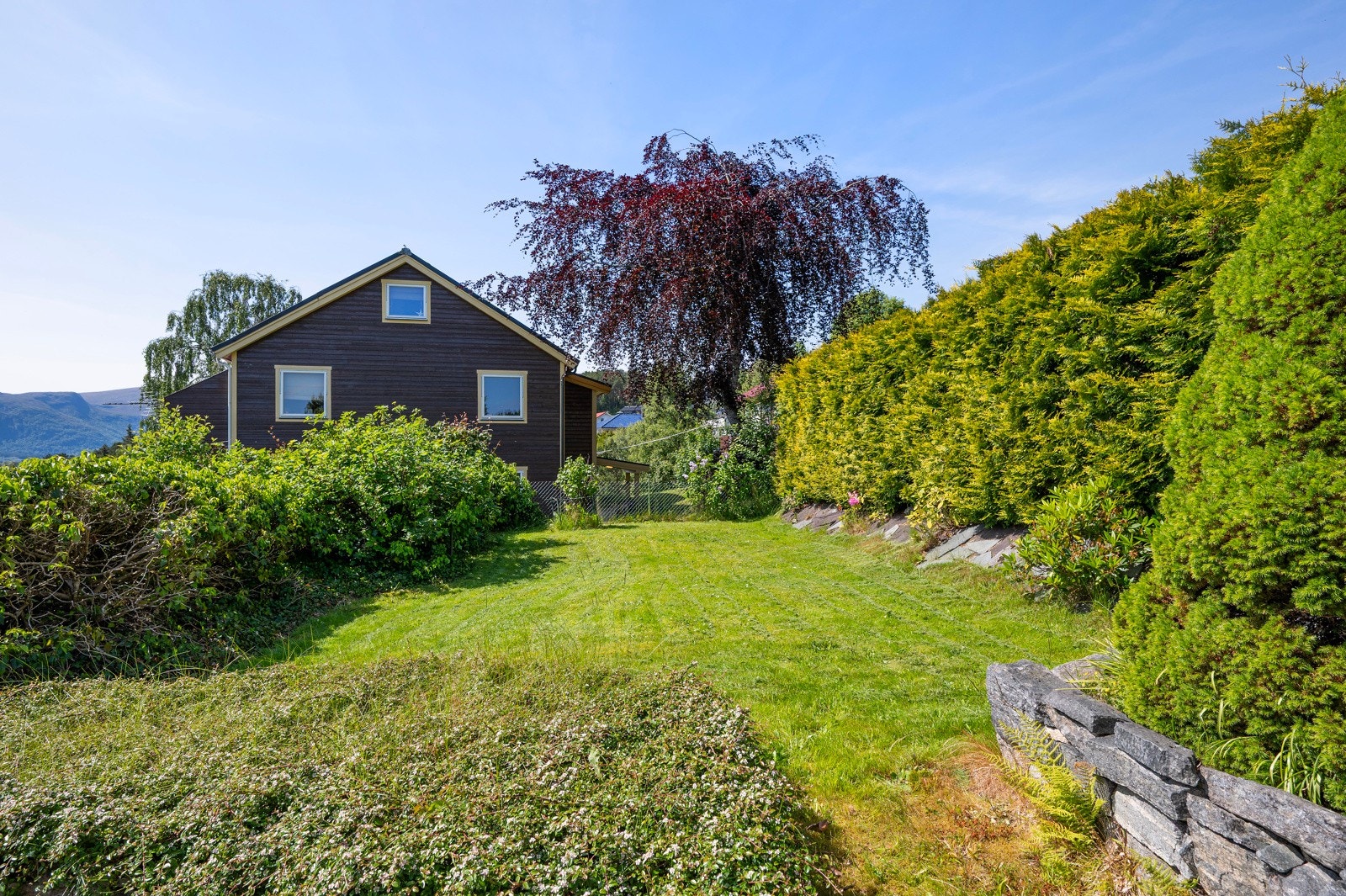 Fra huset og vestover. Tomtens gode størrelse gir godt med luft rundt eiendommen. Galleribilde