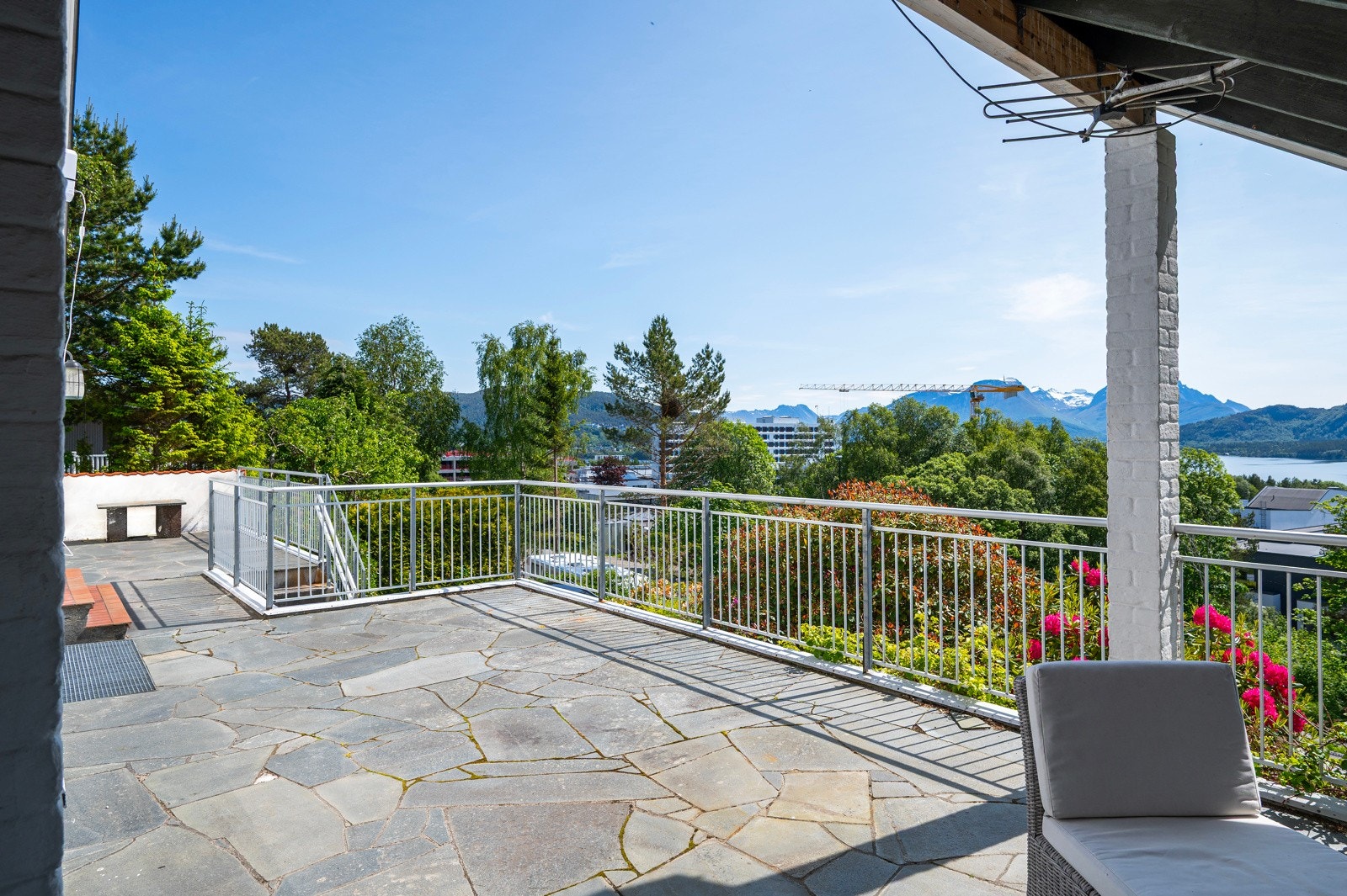 Det er god plass til møblering med flere sittegupper på verandaen. Galleribilde