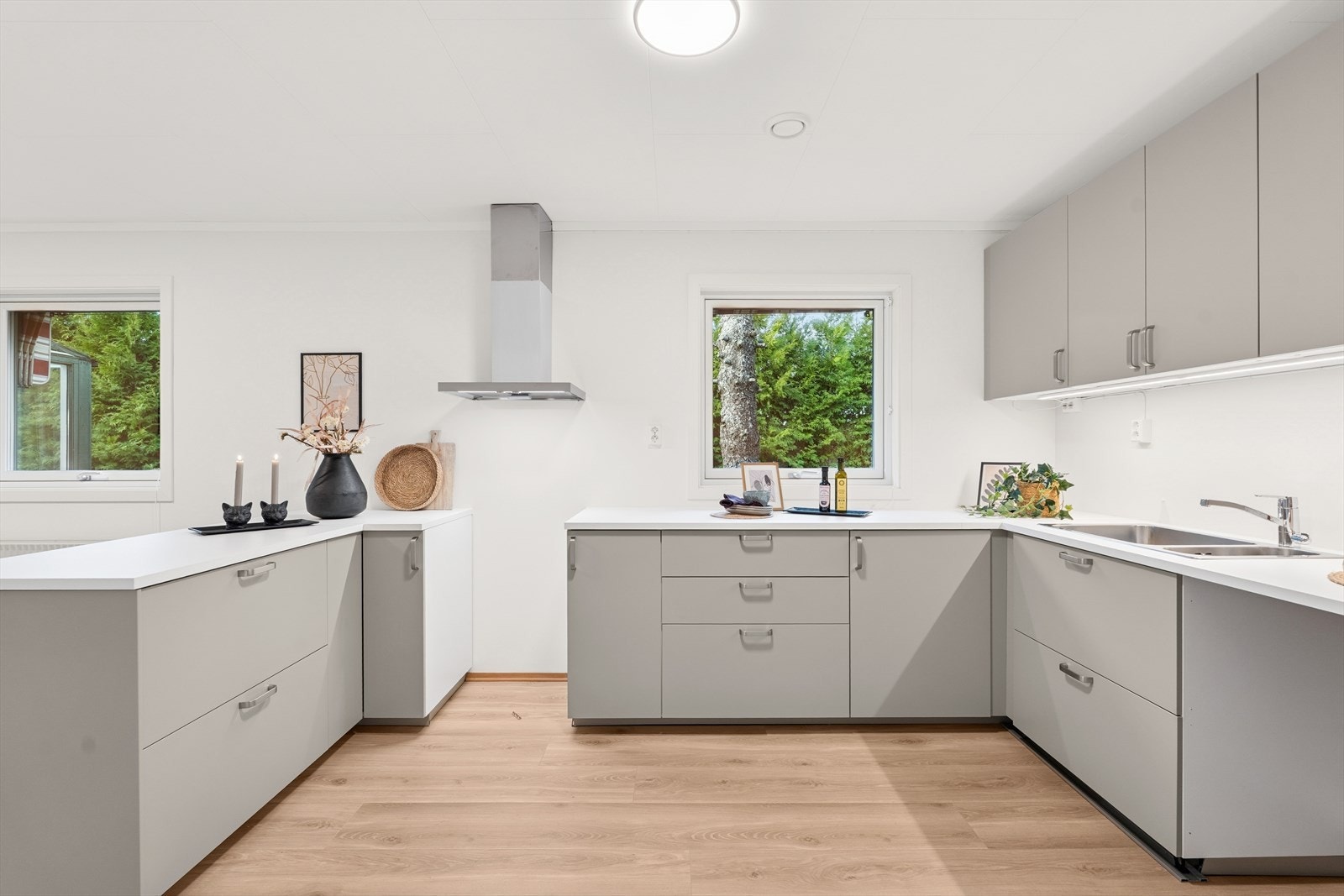 God benkeplass og oppbevaring med skrog av foliert spon gir praktiske arbeidsforhold. Galleribilde