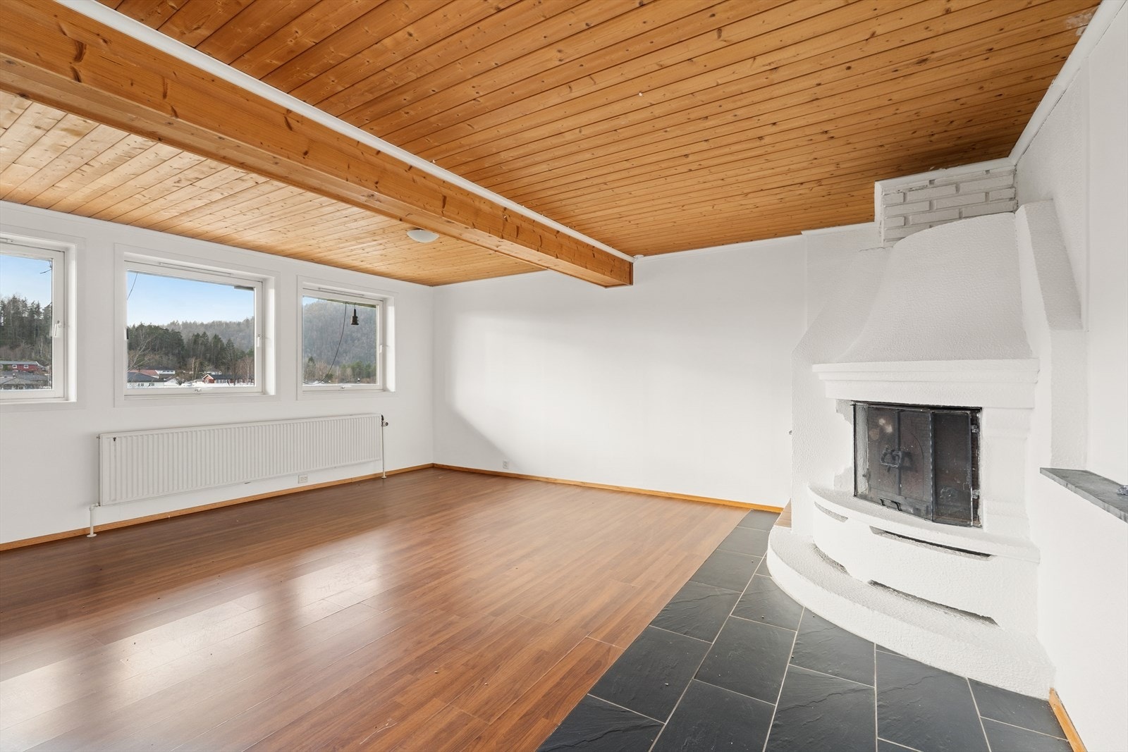 Underetasje består av gang, fyr-rom, kjellerstue, mellomgang, kjøkken, dusjbad med badstue, 2 soverom og 3 innebod. Galleribilde