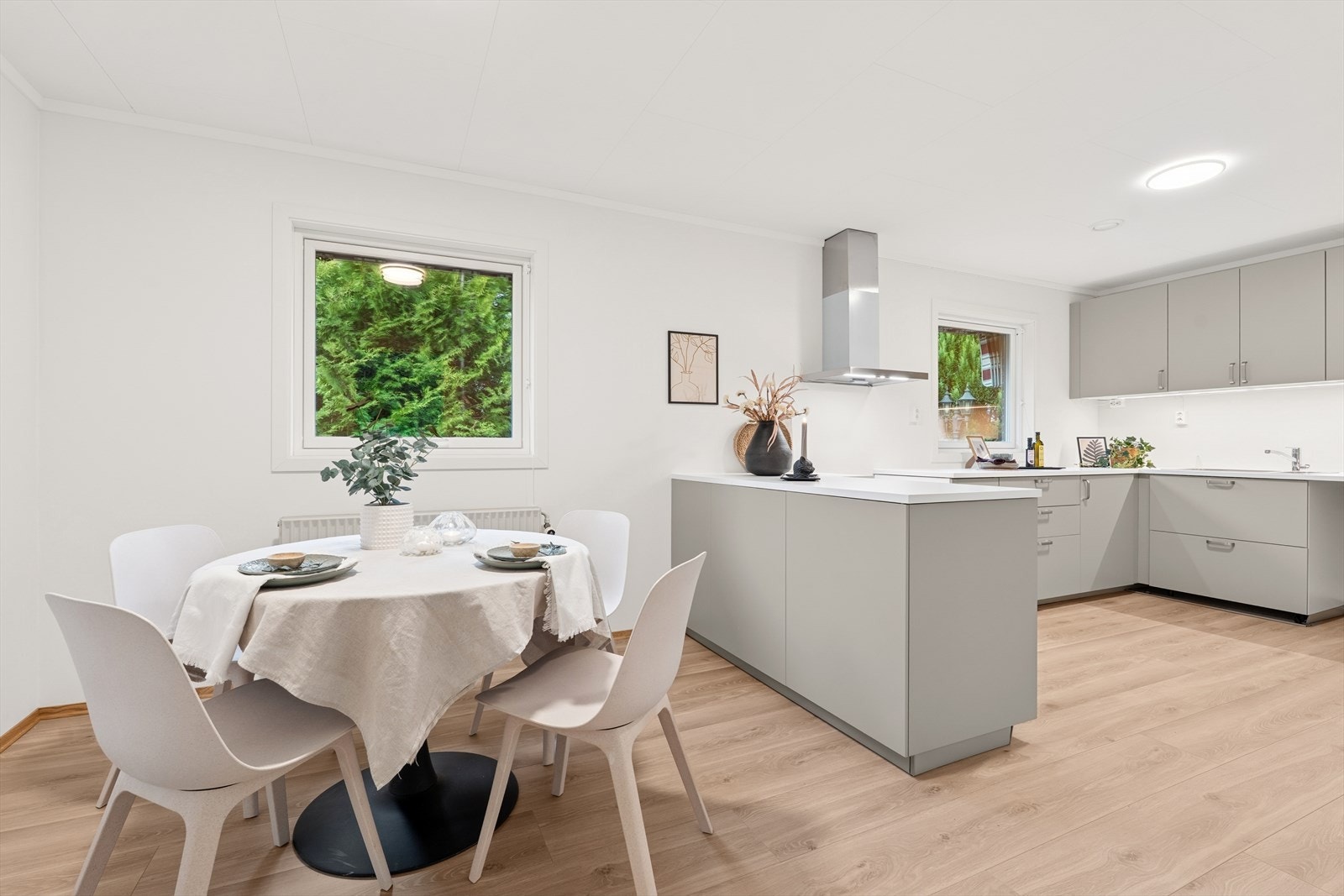 Nyere kjøkken fra 2024 med malte MDF-fronter og foliert benkeplate gir et moderne uttrykk. Galleribilde