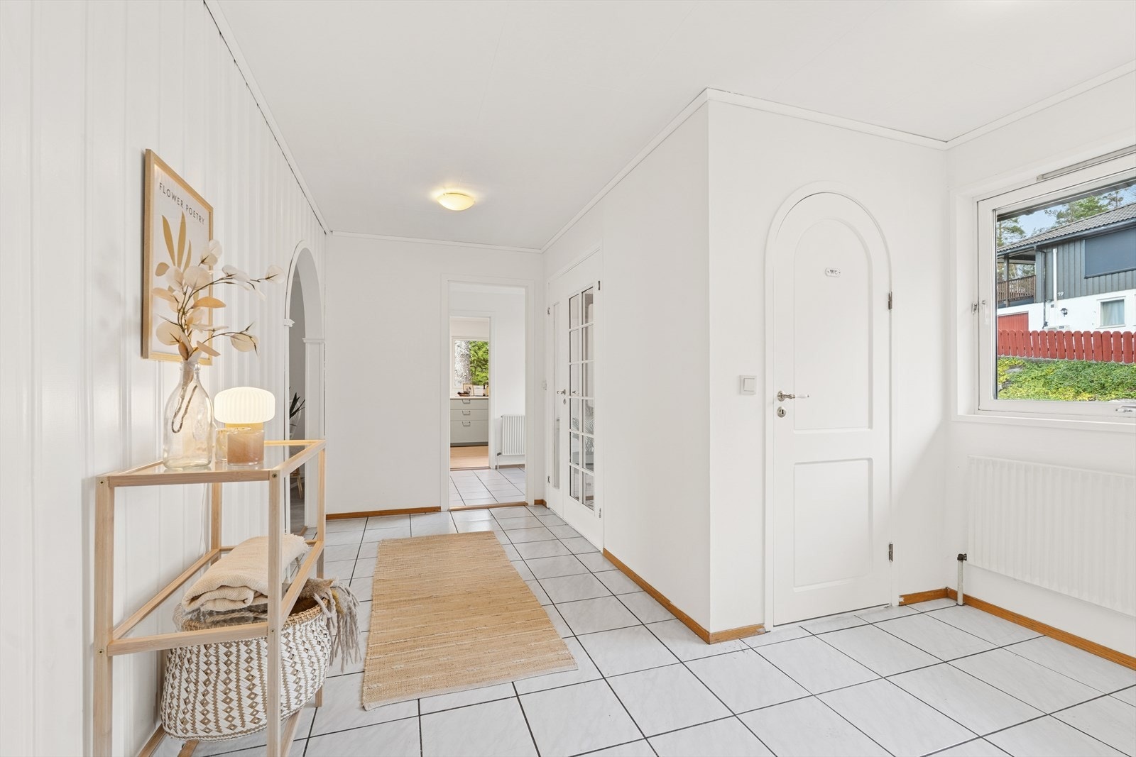 Flislagt gulv i entréen gir et praktisk og lettstelt inngangsparti. Galleribilde