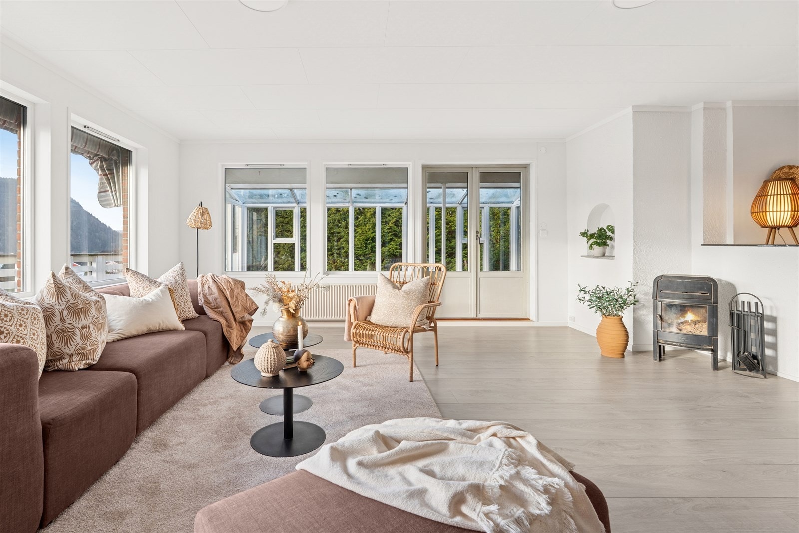 Utgang til innglasset balkong fra stuen gir ekstra bruksmuligheter året rundt. Galleribilde