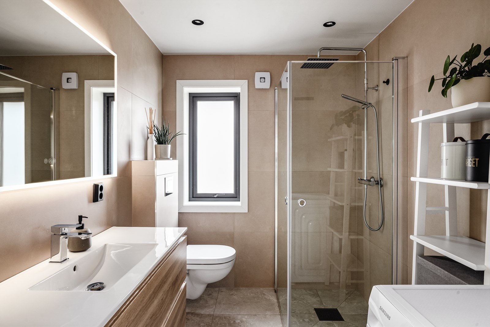 Videre byr leiligheten på et rålekkert bad av høy kvalitet. Galleribilde