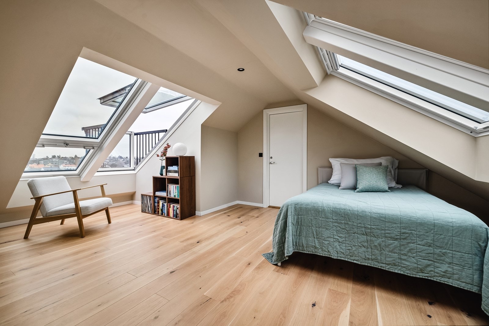 Det nydelige loftsrommet er på 13 kvm. i målbart areal med flere bruksmuligheter. Ideelt som gjesteværelse, kontor, eller som en ekstra stue. Galleribilde