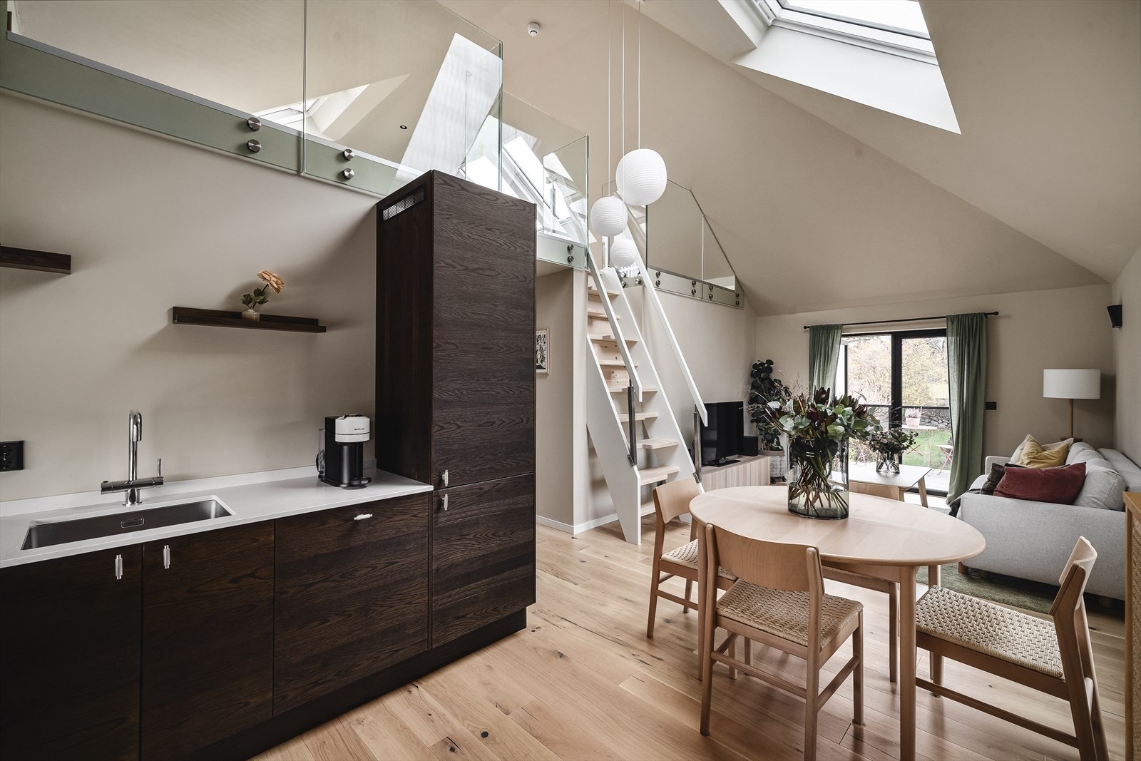 Det er godt med oppbevaring i både skap- og skuffeseksjoner samt gode arbeidsflater på kjøkkenet. Galleribilde