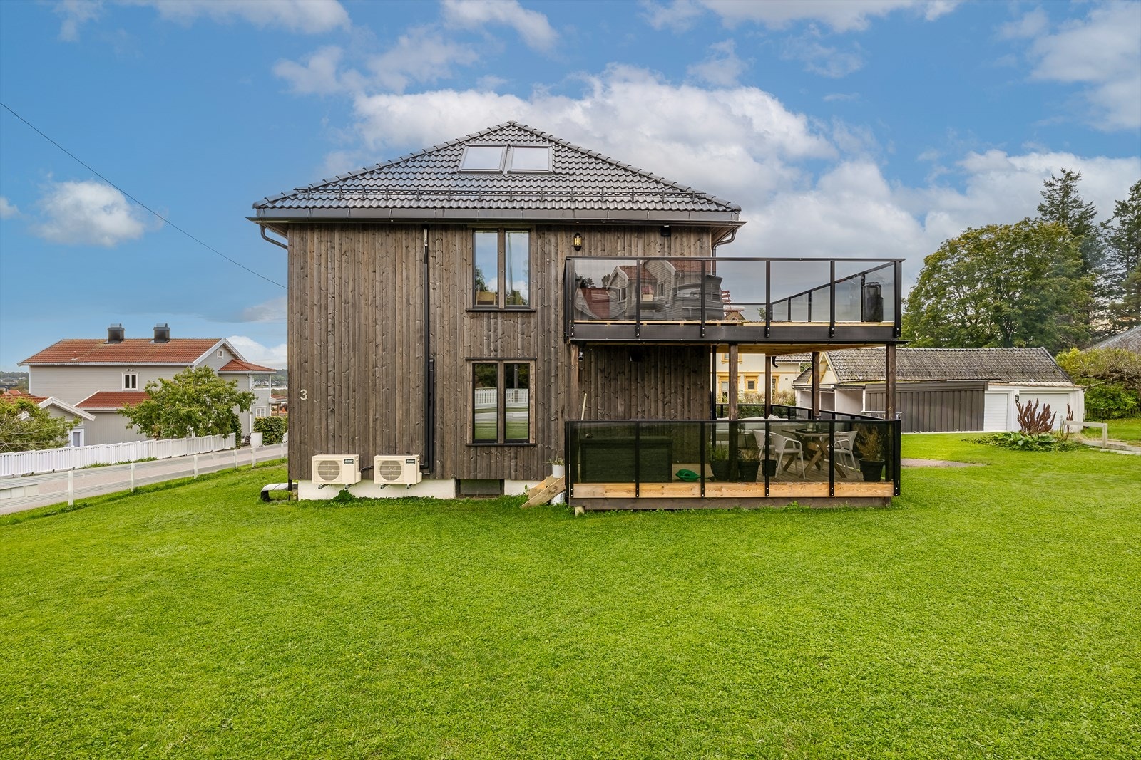 Eiendommen har en romslig og pent opparbeidet fellestomt med bl.a. gruslagt innkjørsel/ gårdsplass, gressplen og parkeringsareal. Galleribilde