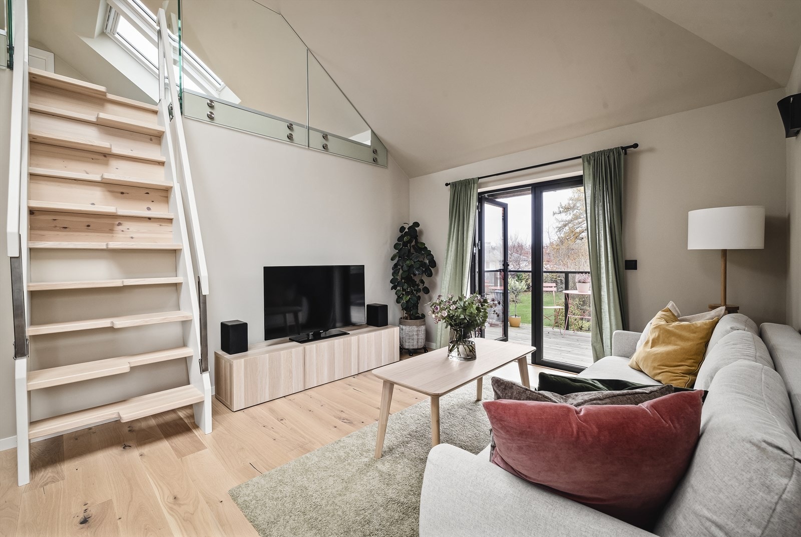 Det som virkelig gjør denne leiligheten spesiell og noe helt for seg selv er loftstuen med adkomst fra stuen og glassrekkverk som gir en lys og åpen romfølelse. Galleribilde