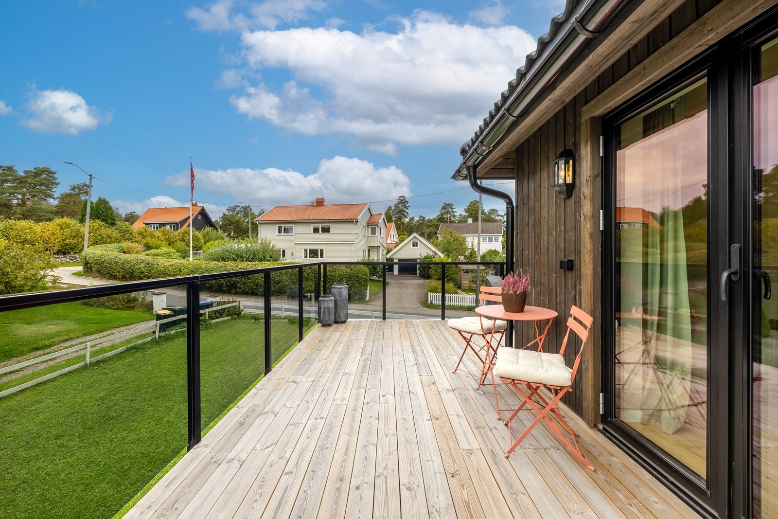 Fra stuen er det tofløyet terrassedør ut til en terrasse på hele 22 kvm. Terrassen ligger nord-vestvendt med gode solforhold. Galleribilde