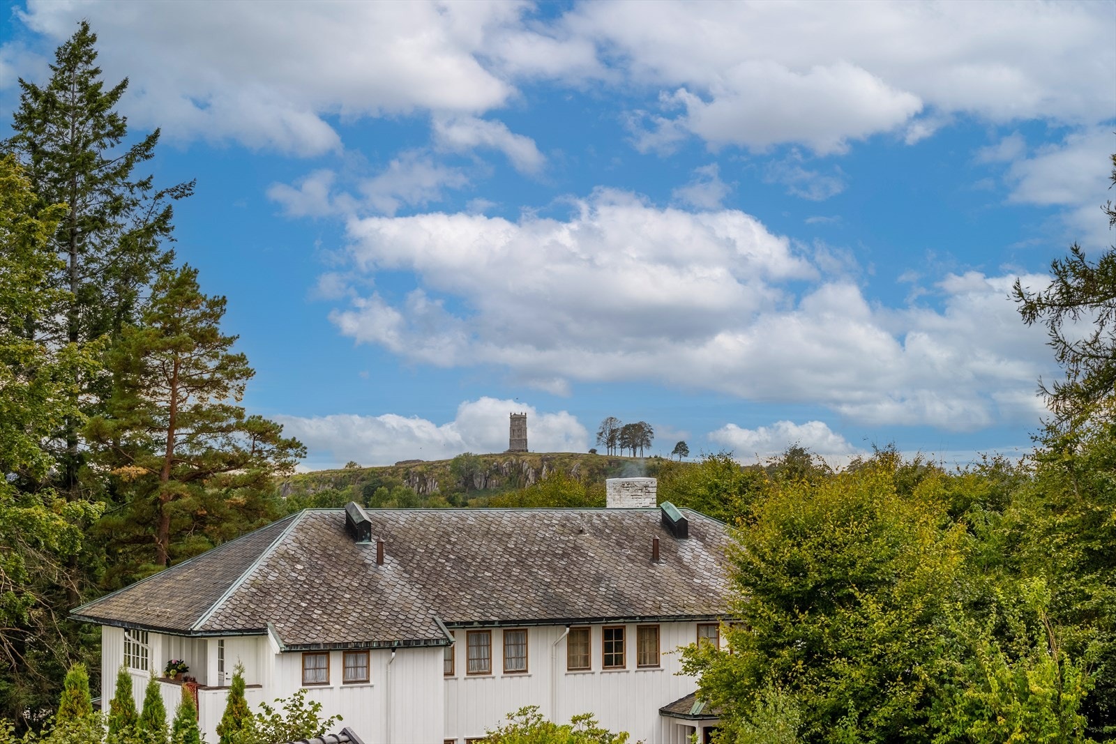 Fra loftsetasjen er det nydelig utsikt i alle retninger! Galleribilde