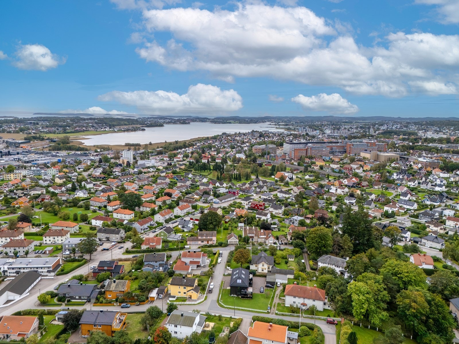 Denne selveierleiligheten har en førsteklasses beliggenhet i det veletablerte og svært ettertraktede boligområdet Solvang. Her bor du i rolige og hyggelige omgivelser, samtidig som du har umiddelbar nærhet til alt Tønsberg har å by på. Galleribilde