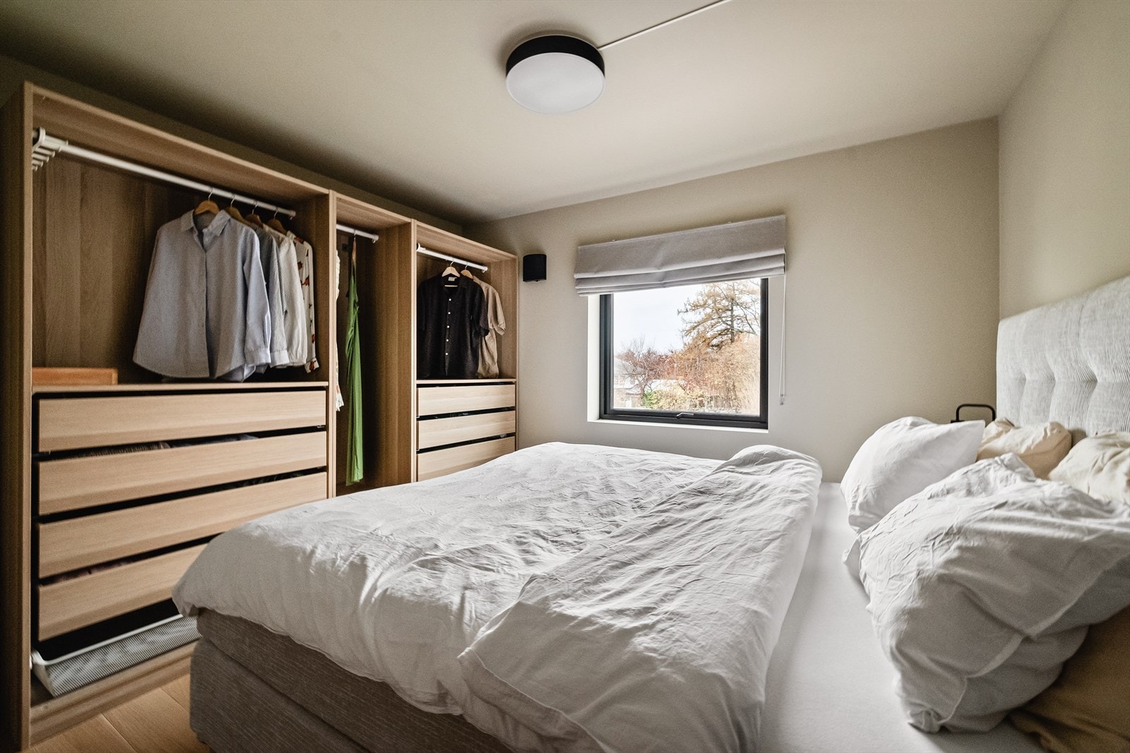 Her er det god plass til seng og oppbevaringsmøblement. Galleribilde