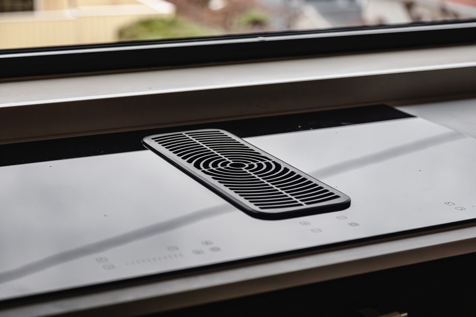 Det er integrerte hvitevarer som platetopp med ventilator, stekeovn, oppvaskmaskin og kombiskap med kjøl og frys Galleribilde