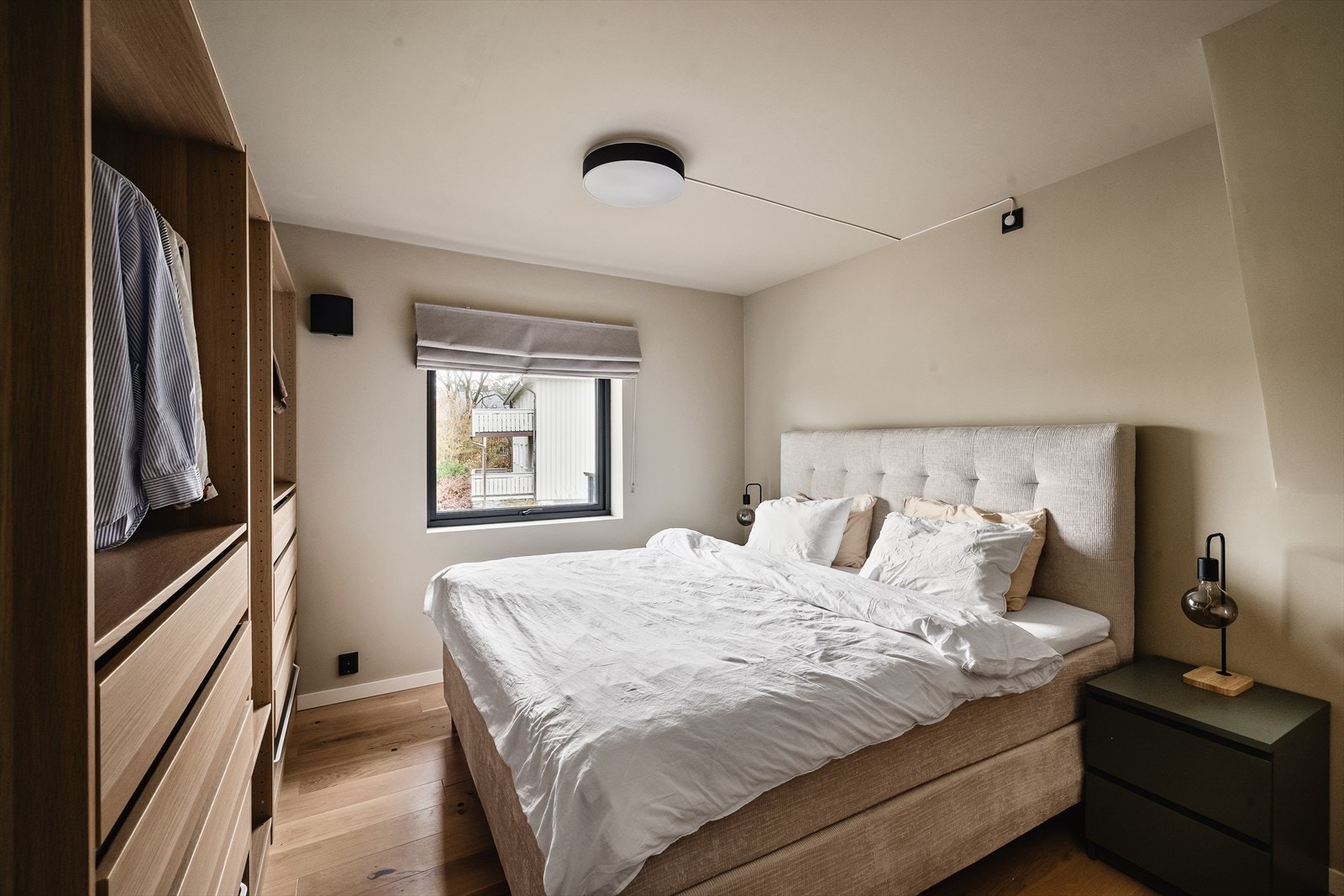 Leiligheten har et stort og innbydende soverom malt i fine farger som gir et moderne og innbydende preg. Galleribilde