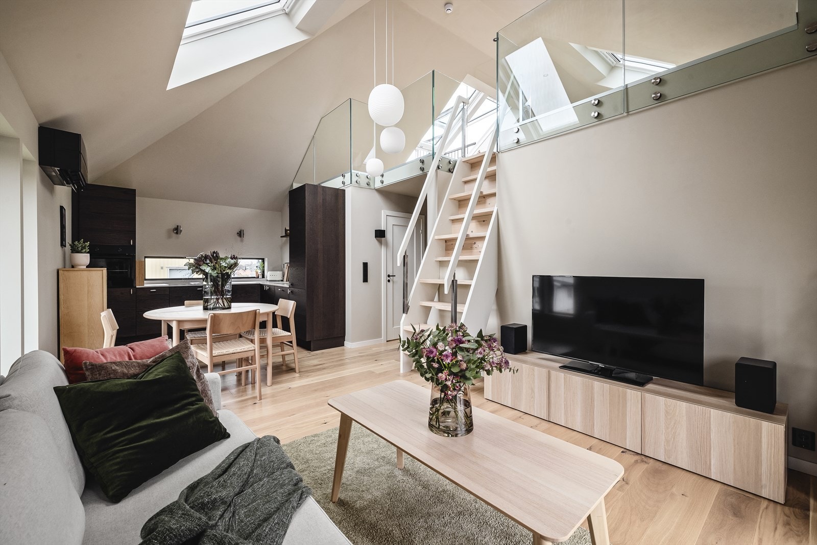 Kjøkkenet og stuen danner et lyst og luftig allrom med en helt unik atmosfære med den gode takhøyden! Galleribilde