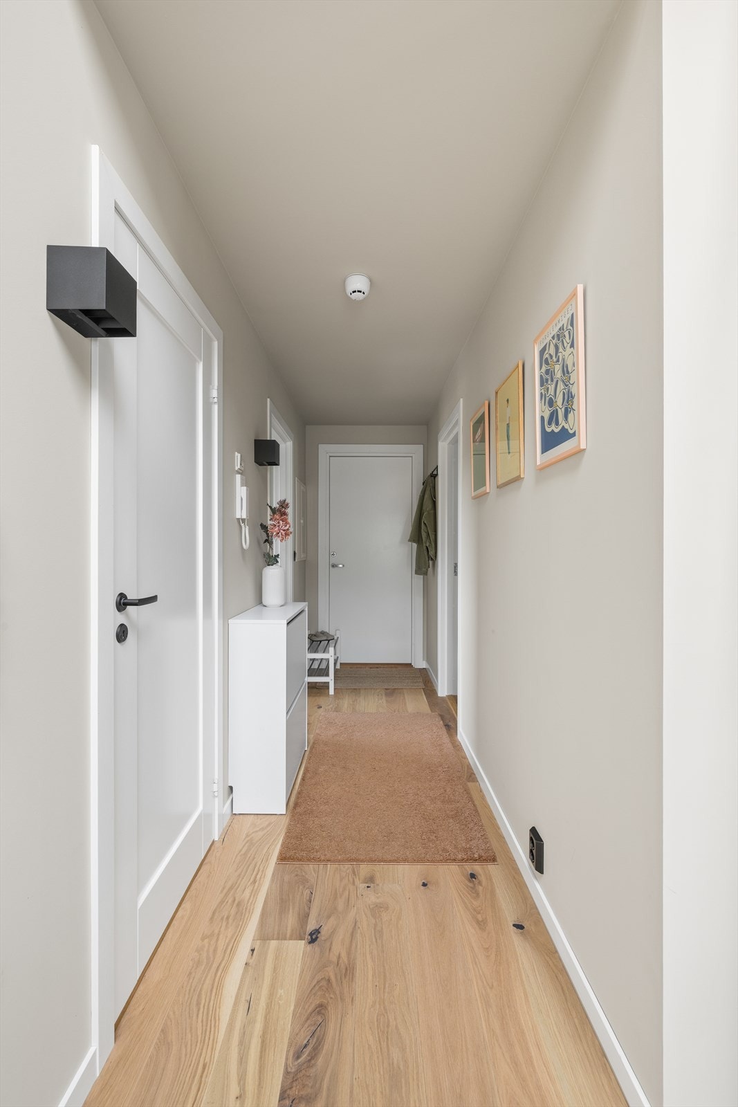 Allerede her kjenner man leilighetens unike særpreg og atmosfære! Det er enstavs eikeparkett på gulver, slette overflater på vegg og himling i moderne farger. Galleribilde