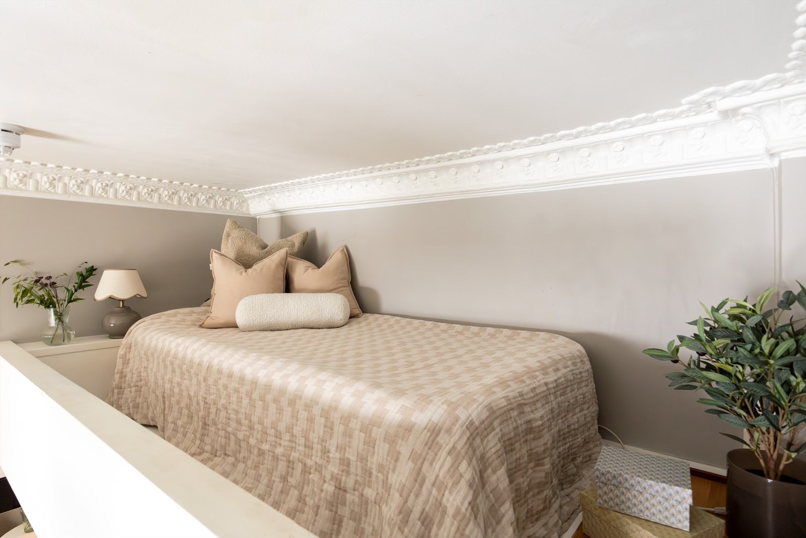 Her er det plass til en madrass, en fin mulighet til å skape en koselig soveplass. Galleribilde