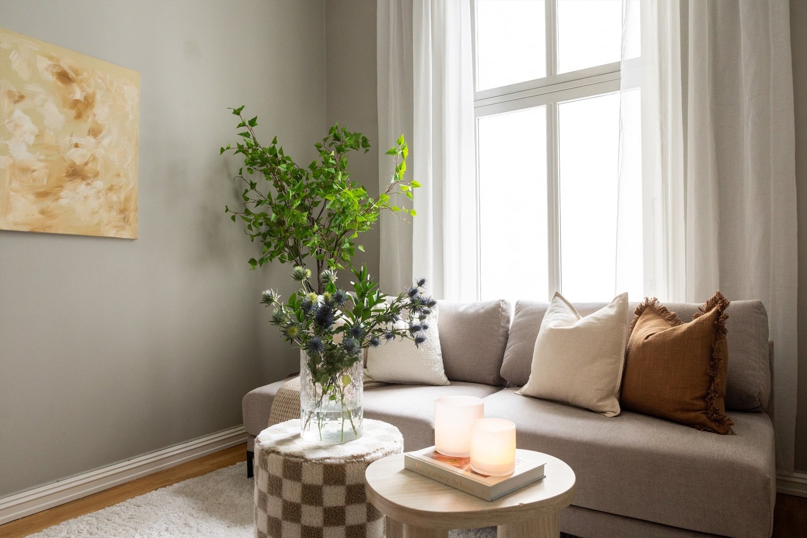 Det er plass til en mindre sofa med bord og annet møblement. Galleribilde