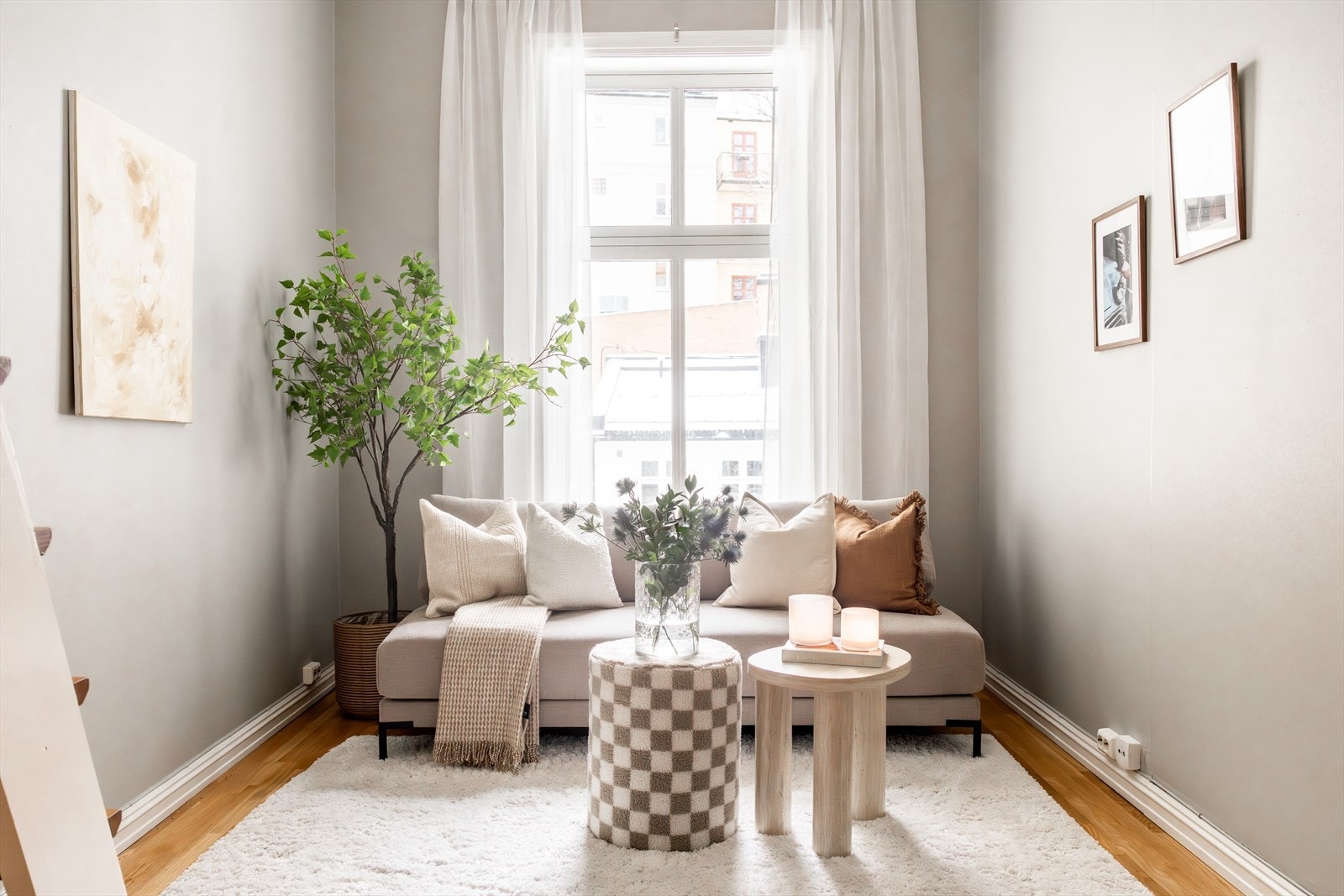 Store vindusflater gir flott lysinnslipp og bidrar til en luftig atmosfære. Galleribilde