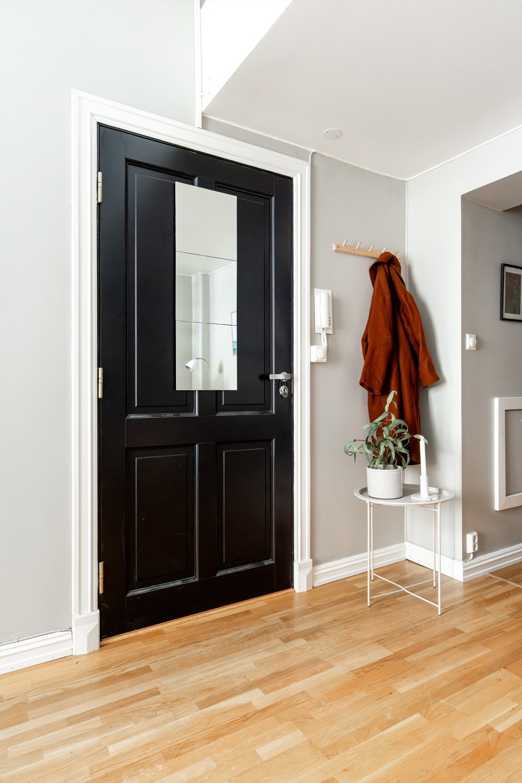 Lys entré med plass til oppheng av klær og plass til sko. Her er det også utstyrt med porttelefon. Galleribilde