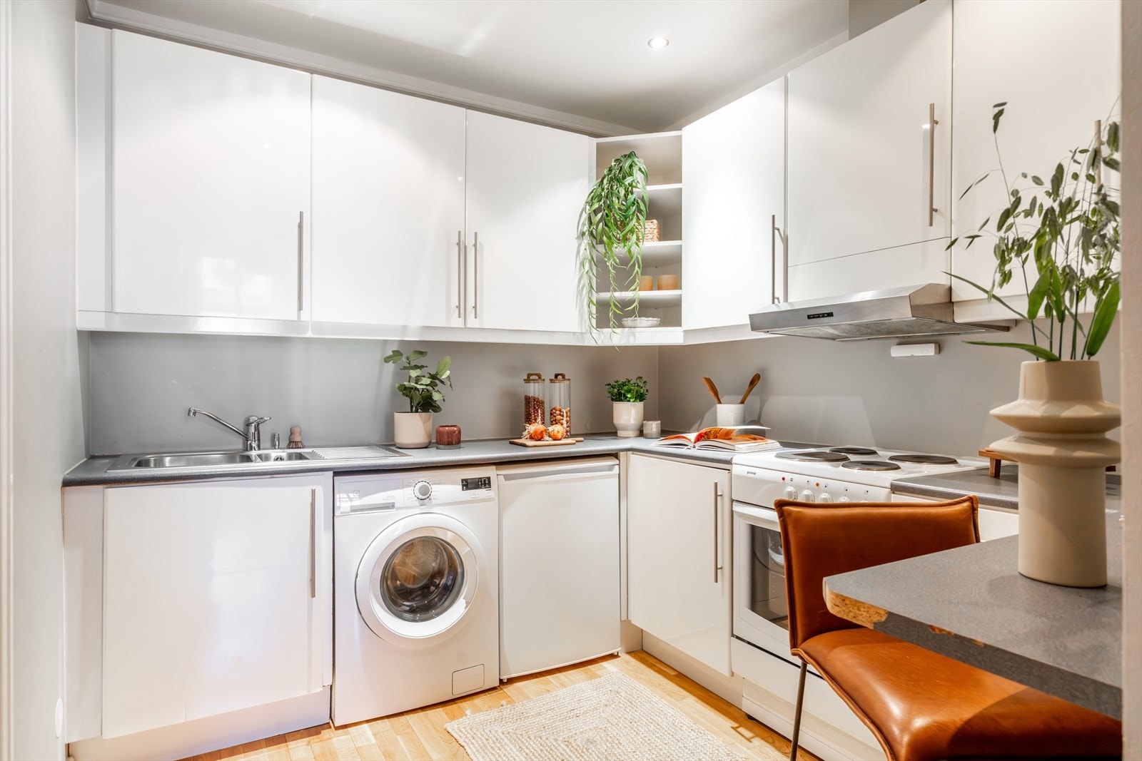 Separat kjøkken med innredning med glatte fronter og laminat benkeplate. Galleribilde