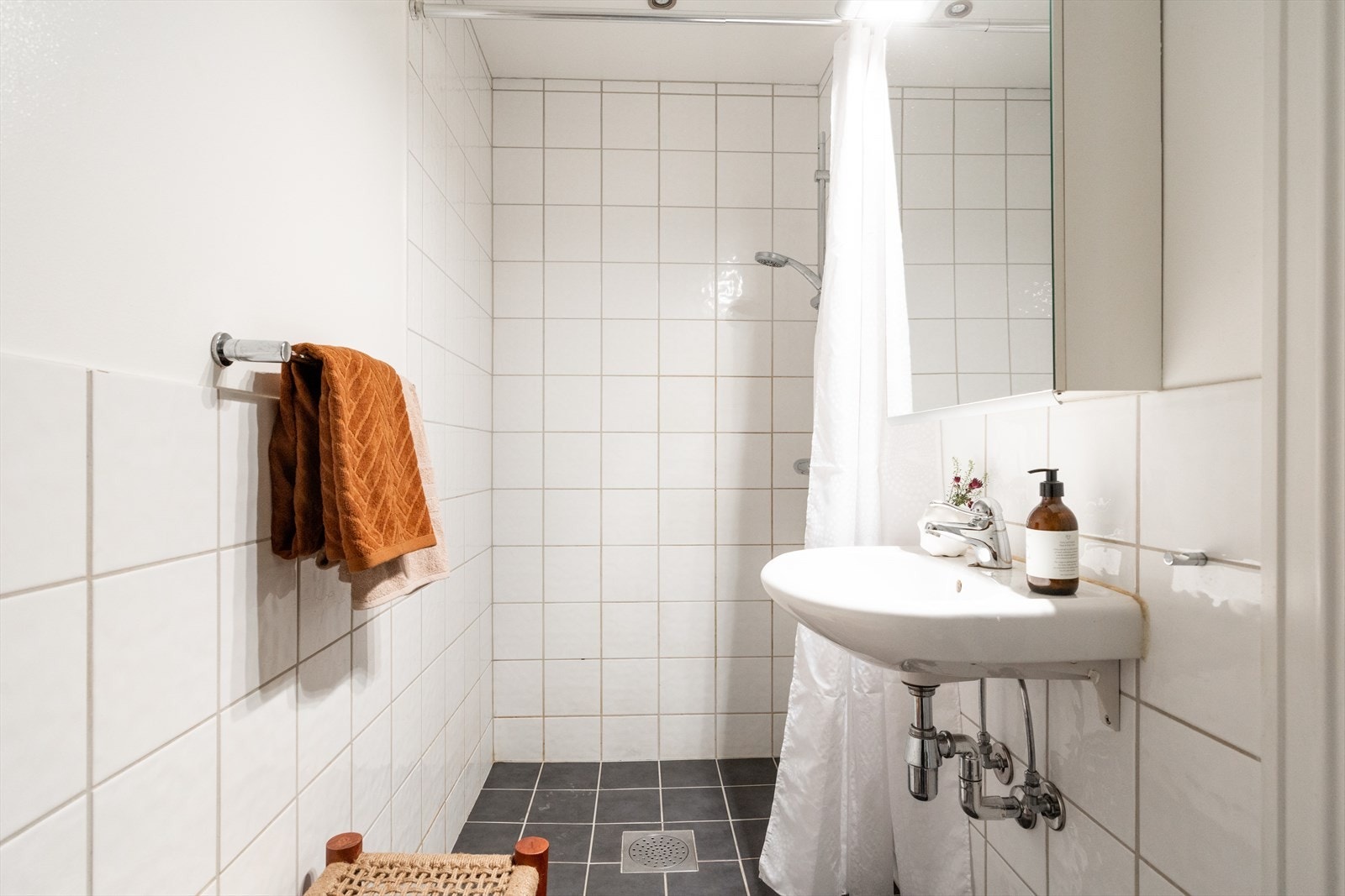 Praktisk bad med elektrisk gulvvarme. Galleribilde