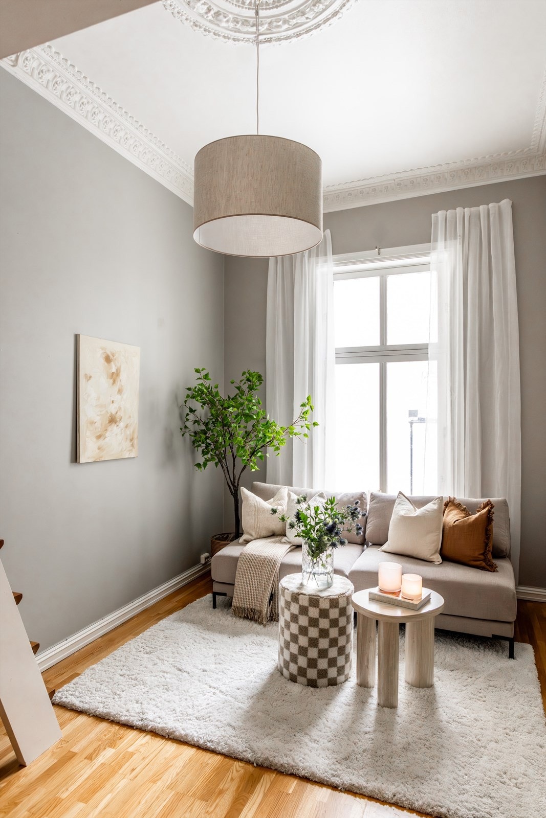 Lys og tiltalende stue med klassiske detaljer og en imponerende takhøyde på 3,44 meter! Galleribilde