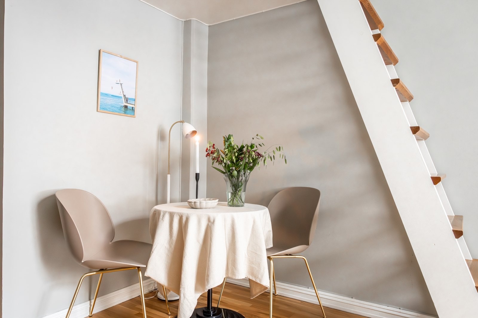 Det er også plass til en liten spiseplass under trappestigen til hemsen, eventuelt et perfekt sted å sette inn garderobeskap. Galleribilde