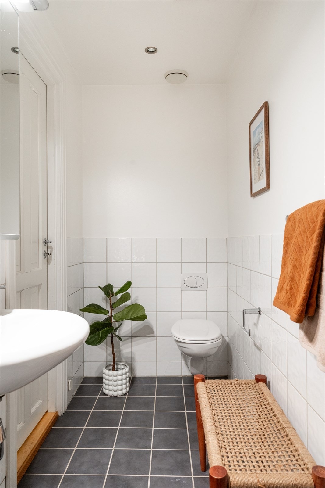 Her finner du en overlimt servant med ettgreps armatur fra FM Mattsson og veggmontert wc. Badet har dusjnisje, bereder, mekanisk avtrekk og rørfordelingsskap. Galleribilde