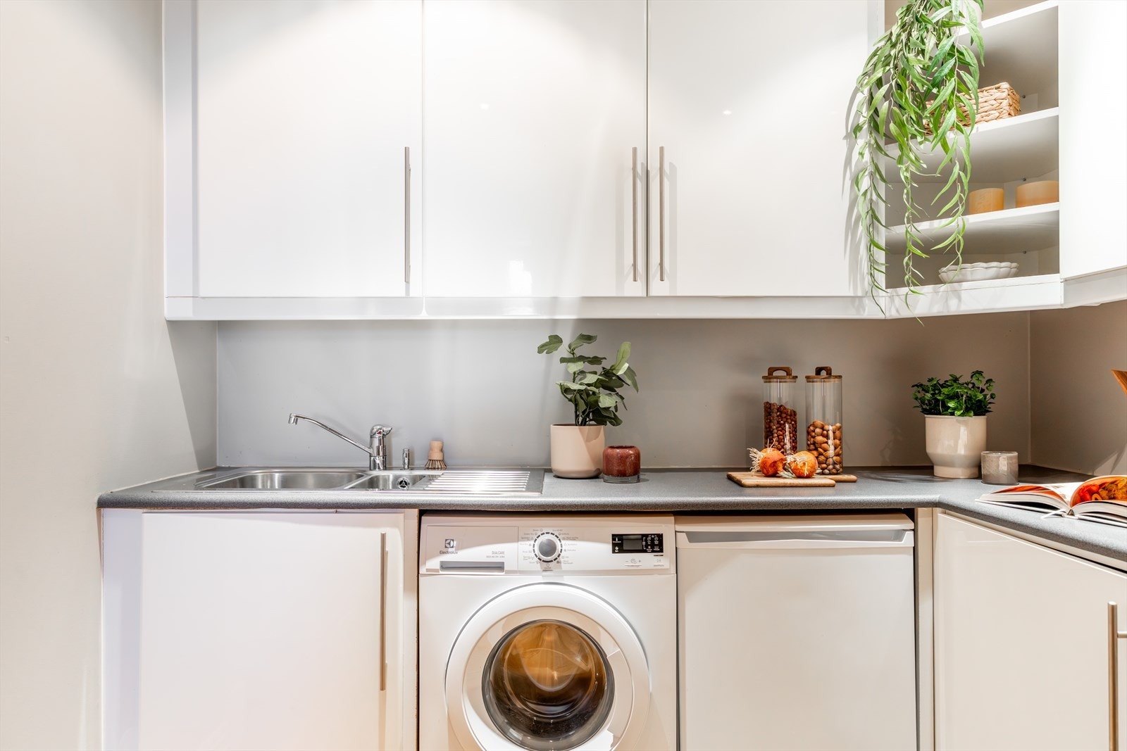 Rommet er utstyrt med nedfelt oppvaskkum i stål med ettgreps armatur fra FM Mattsson. Innredning med opplegg for vaskemaskin samt mekanisk avtrekksvifte over stekesone. Videre er det frittstående kjøleskap og komfyr. Galleribilde