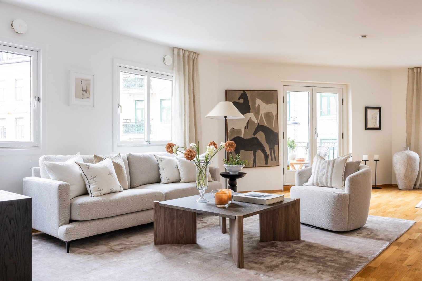 Naturlig lys og utsyn fra flere vinkler som skaper deilig gjennomlys Galleribilde