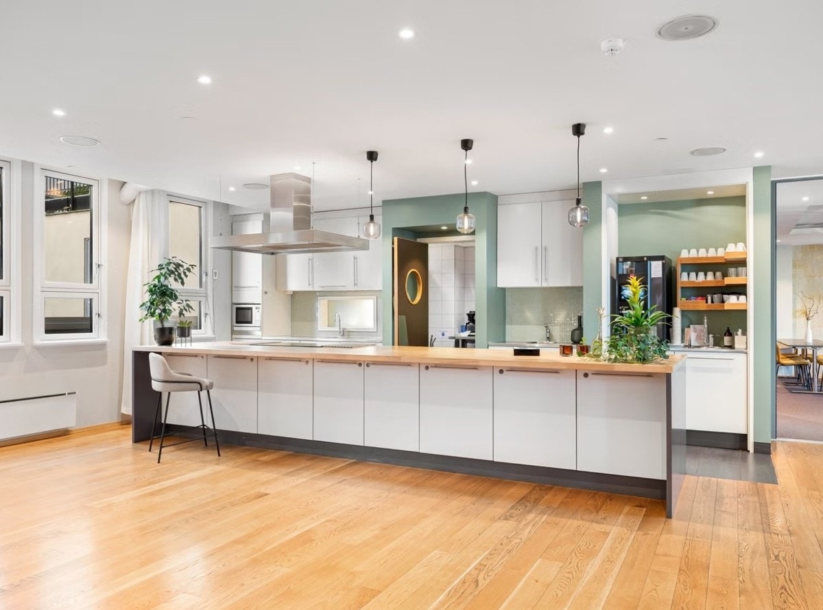 Her serveres der også måltider en gang i uken og på fredager bys det å
nystekte vafler og hjemmebakst mot et lite tillegg Galleribilde