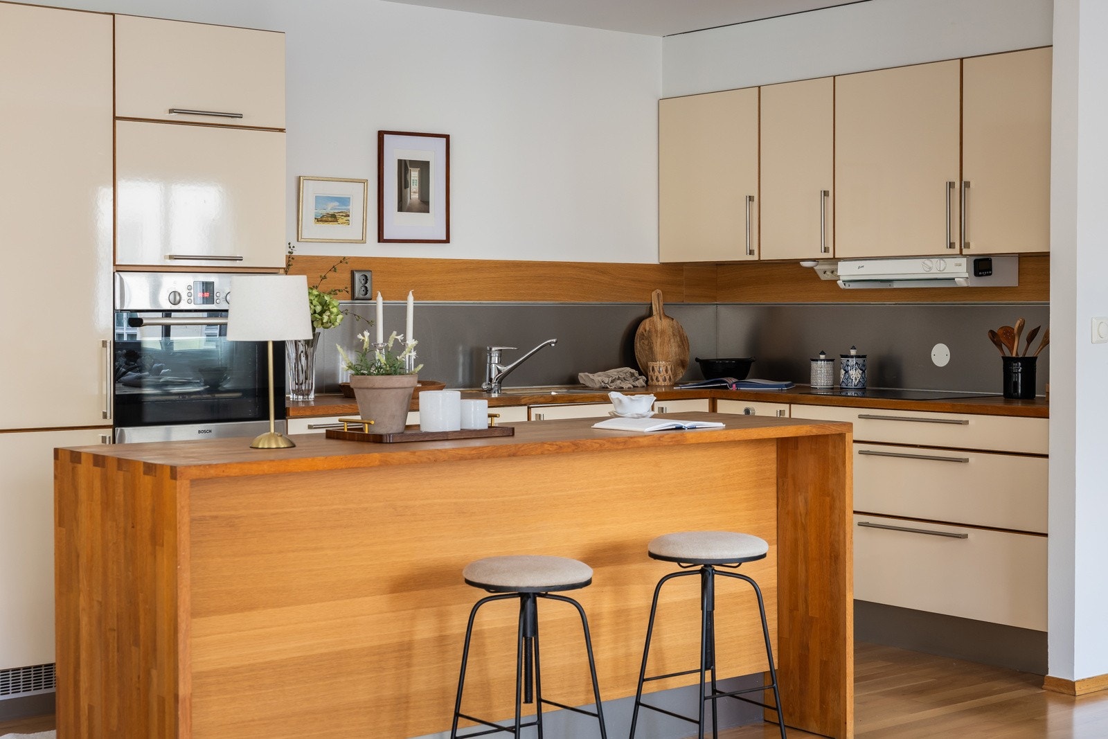 Kjøkkenøy med underskap og mulighet for sitteplasser Galleribilde