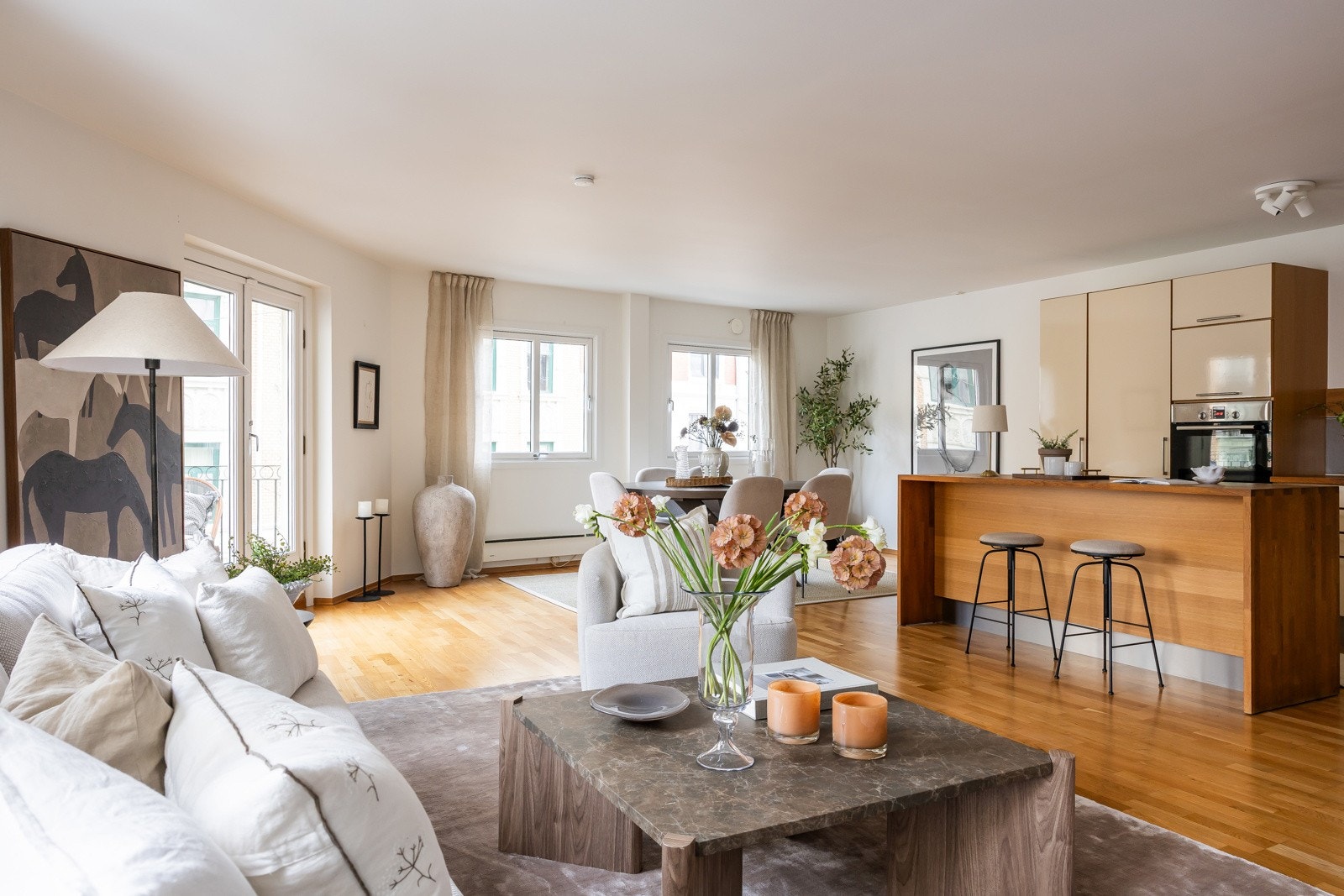 På gulvet i stuen er det lagt eikeparkett Galleribilde