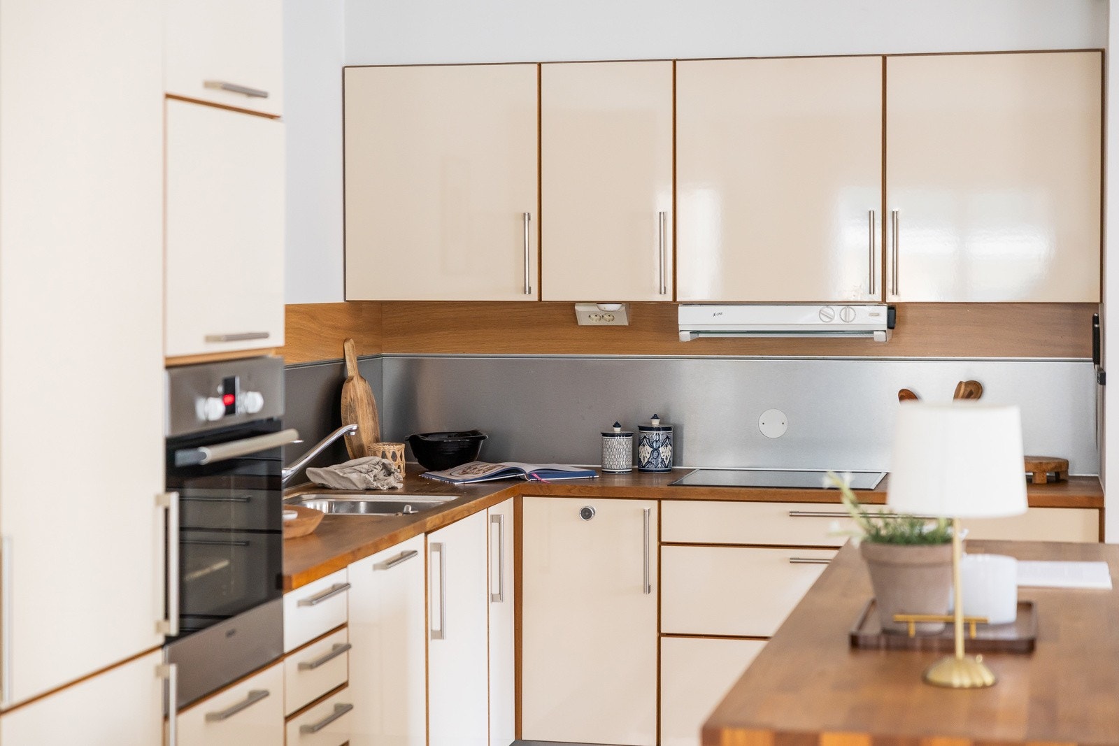 Integrert stekeovn, kjøl/ fryseskap og oppvaskmaskin Galleribilde