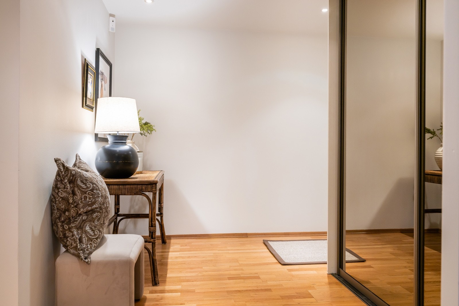 Videre inn i gangen med skyvedørsgarderobe Galleribilde