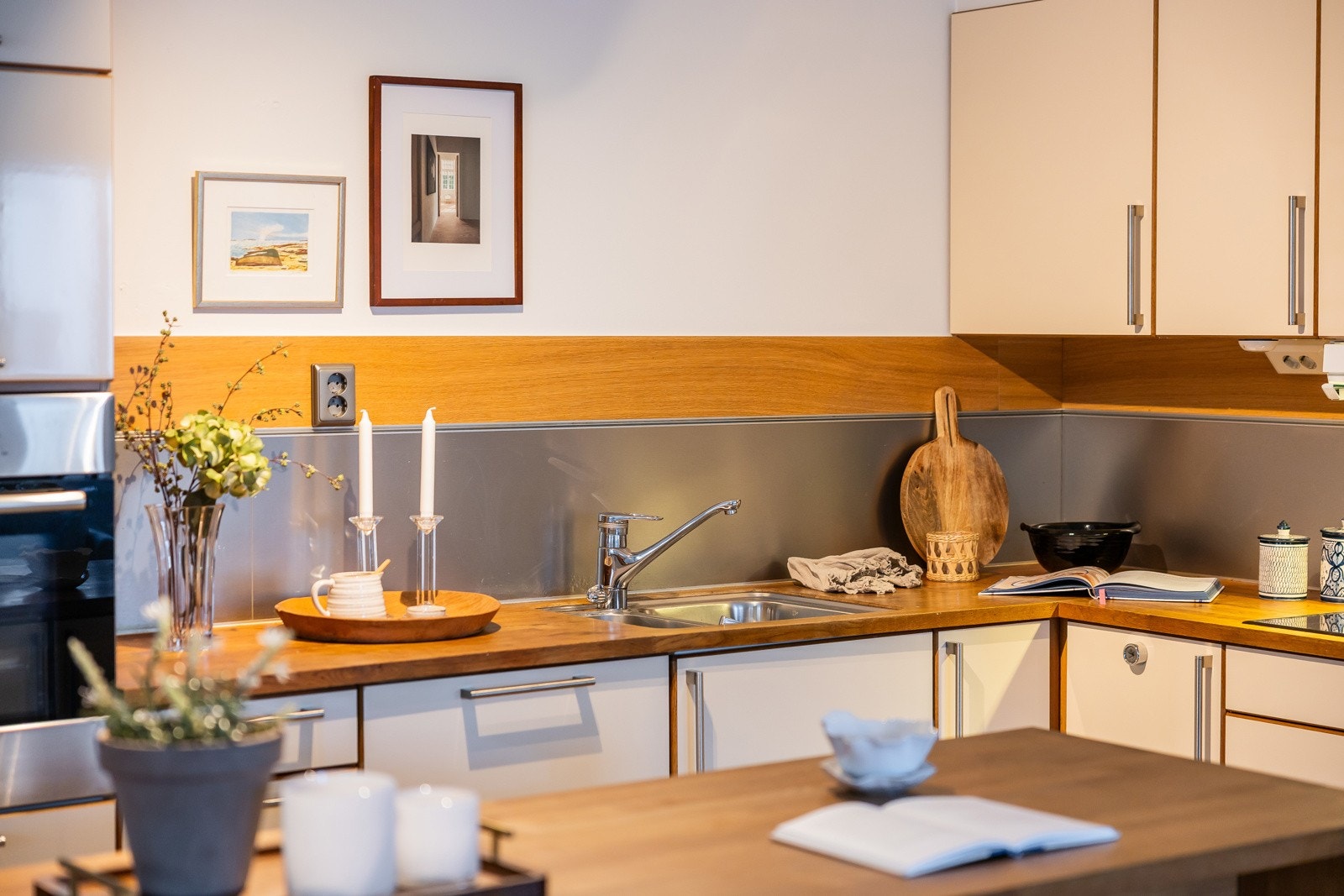 Kjøkkenet har godt med skap- og benkeplass Galleribilde