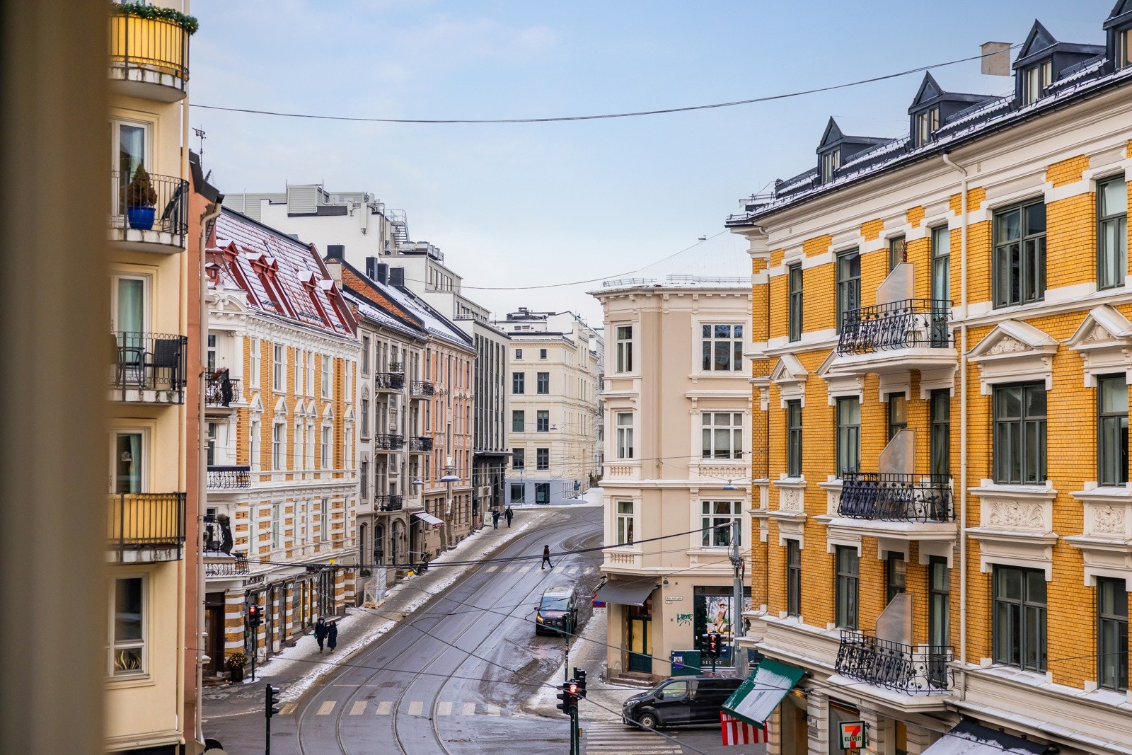 Her kan man kjenne på stemningen rundt de flotte gårdene i brede gater på beste Frogner preget av fornemme bygårder Galleribilde