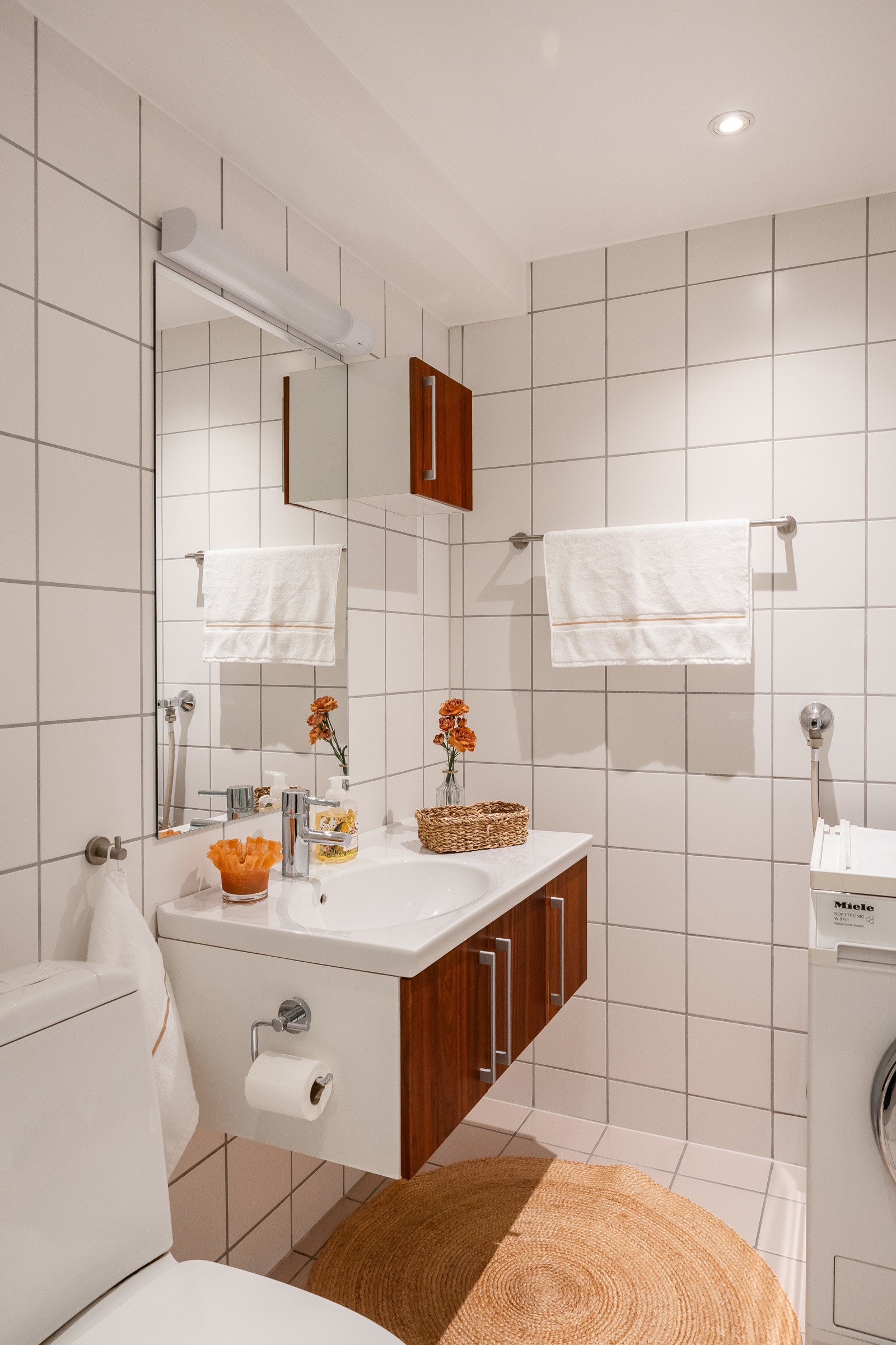 Vegghengt innredning med finerte skapfronter samt veggskap Galleribilde