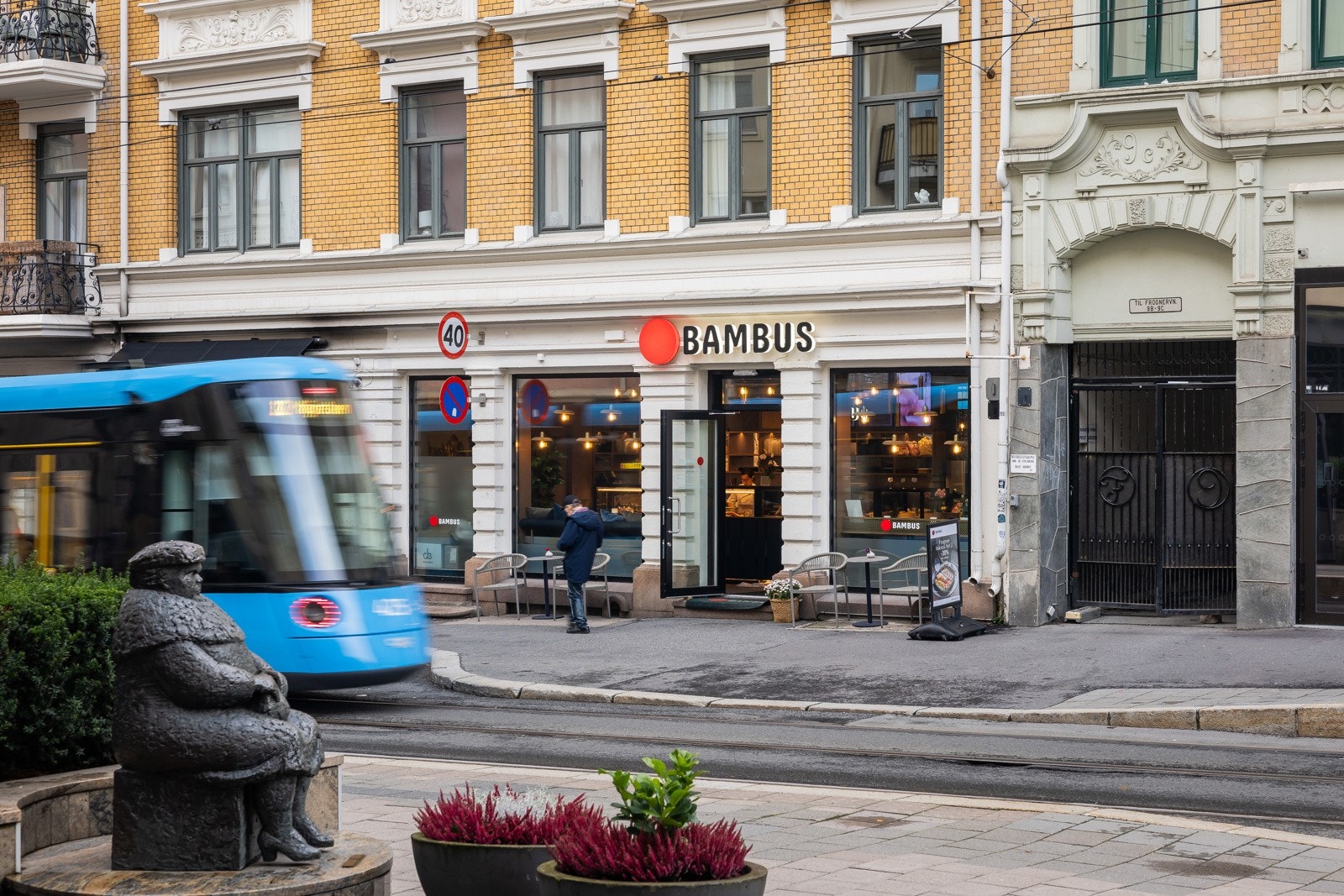 Trikk 12 og 15 stopper like utenfor døren, og en liten gåtur unna så er det godt kollektivtilbud på Solli Plass. Det er blant annet mulig å gå tørrskodd til både Meny, kjøpe blomster på Mestergrønn og få seg et deilig måltid på Bambus eller Lett Galleribilde