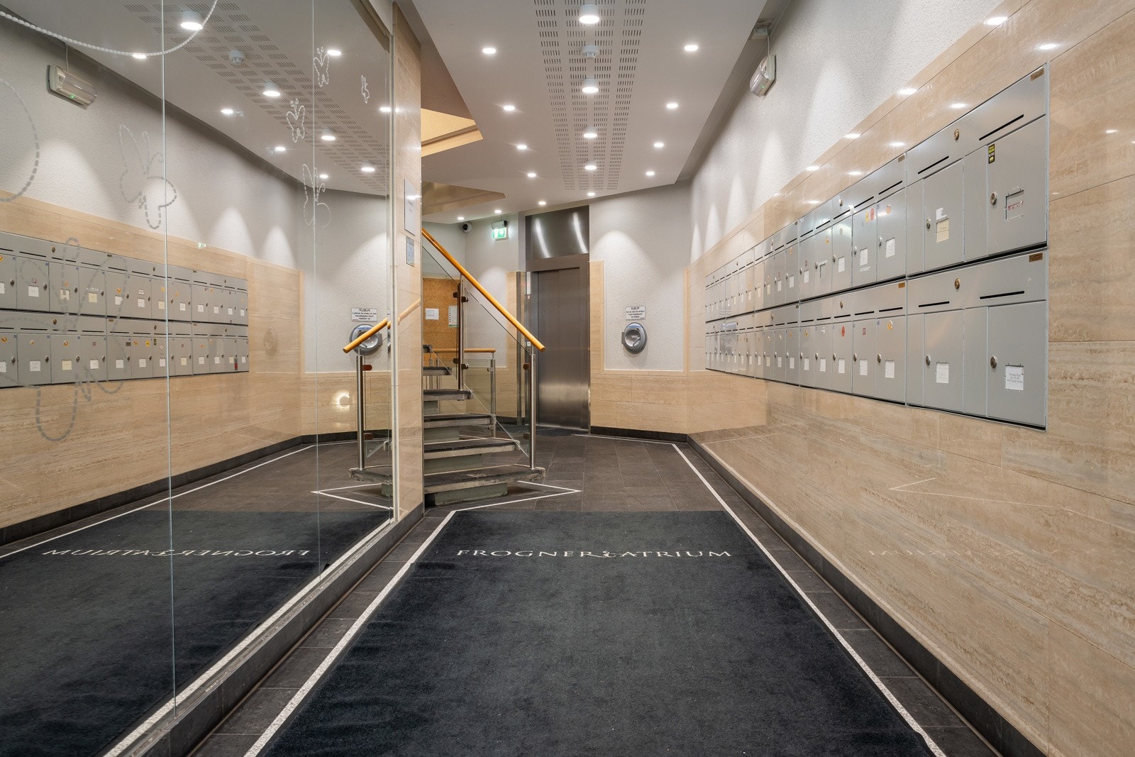 Innbydende inngangsparti med heis - Frogner Atrium Galleribilde