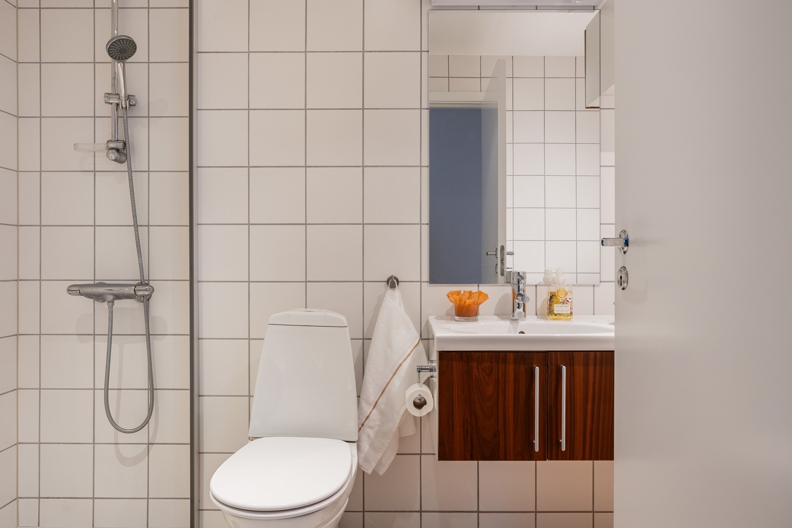 Flislagt baderom med gulvvarme og opplegg til vaskemaskin Galleribilde