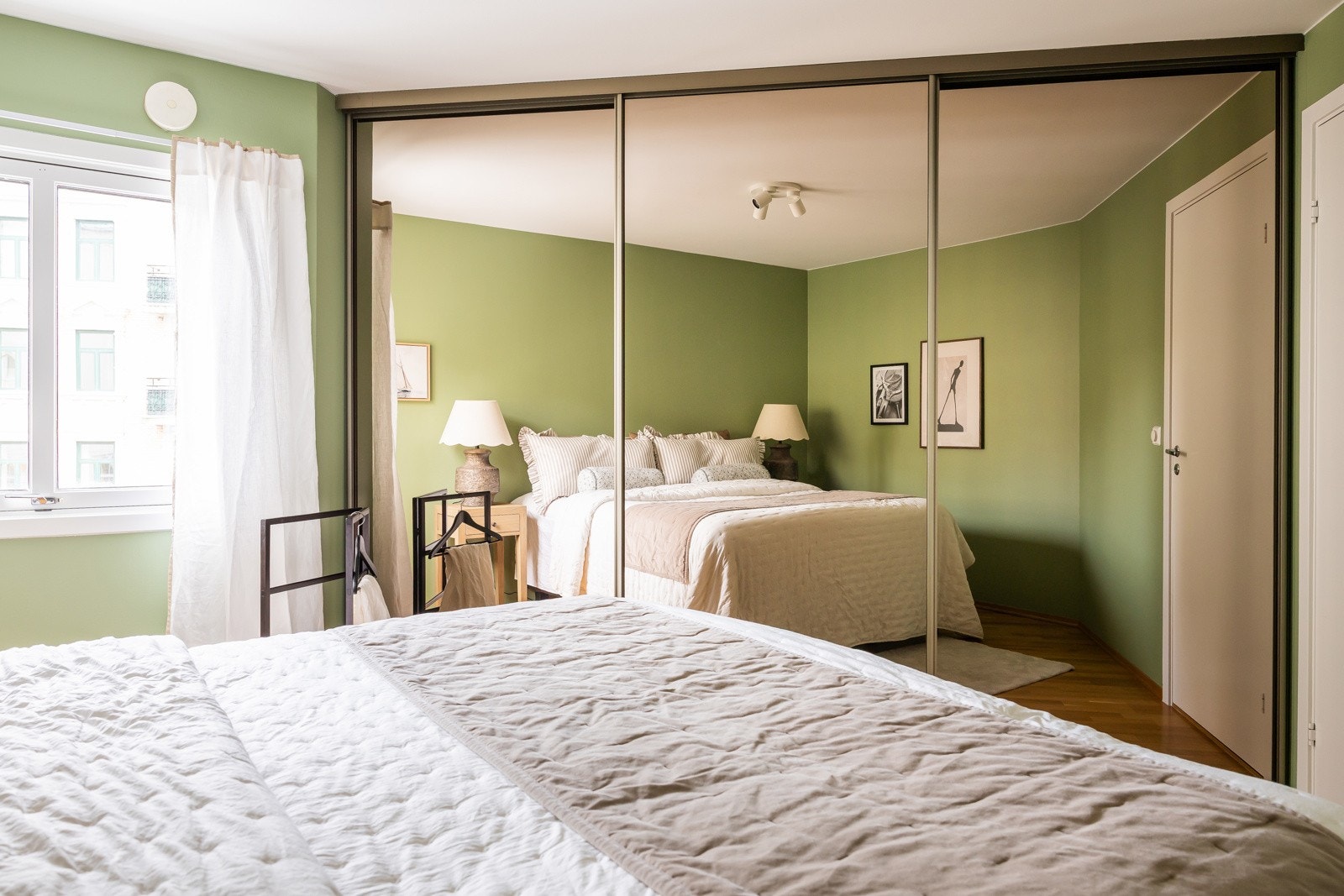 Det er montert praktisk skyvedørsgarderobe med speilfront som gir rikelig med plass til tøy og diverse Galleribilde