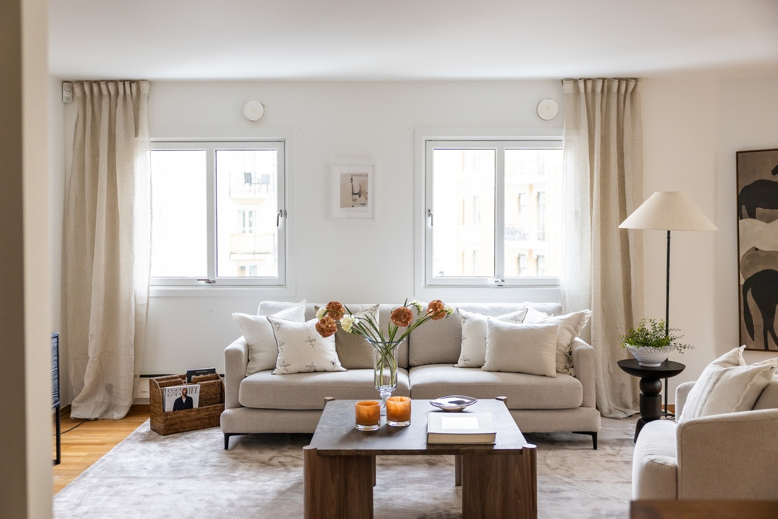 Det er god plass til sofagruppe, tv-seksjon og spisebord Galleribilde